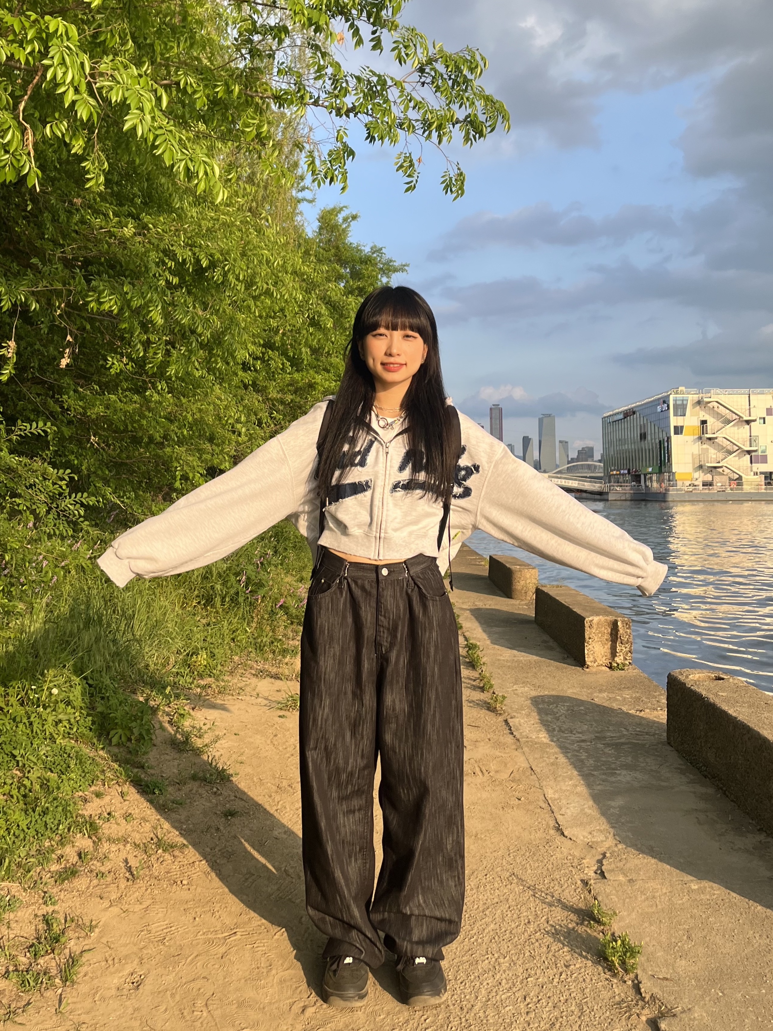 나이키 x 앰부쉬 에어포스 1 로우 SP 블랙, CDG 백팩 블랙 착용 스타일 - 2