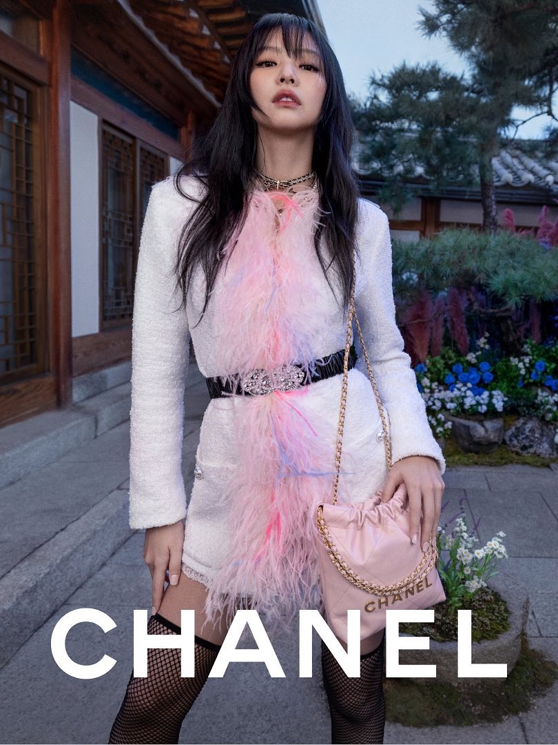 Chanel 22 Small Handbag Shiny Calfskin & Gold Light Pink 착용 스타일