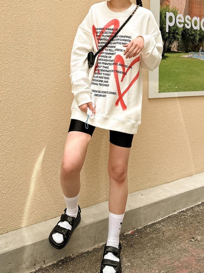 [KREAM 단독] The Museum Visitor Heart Sprayed Sweatshirt White -22PF 착용 스타일 - 3
