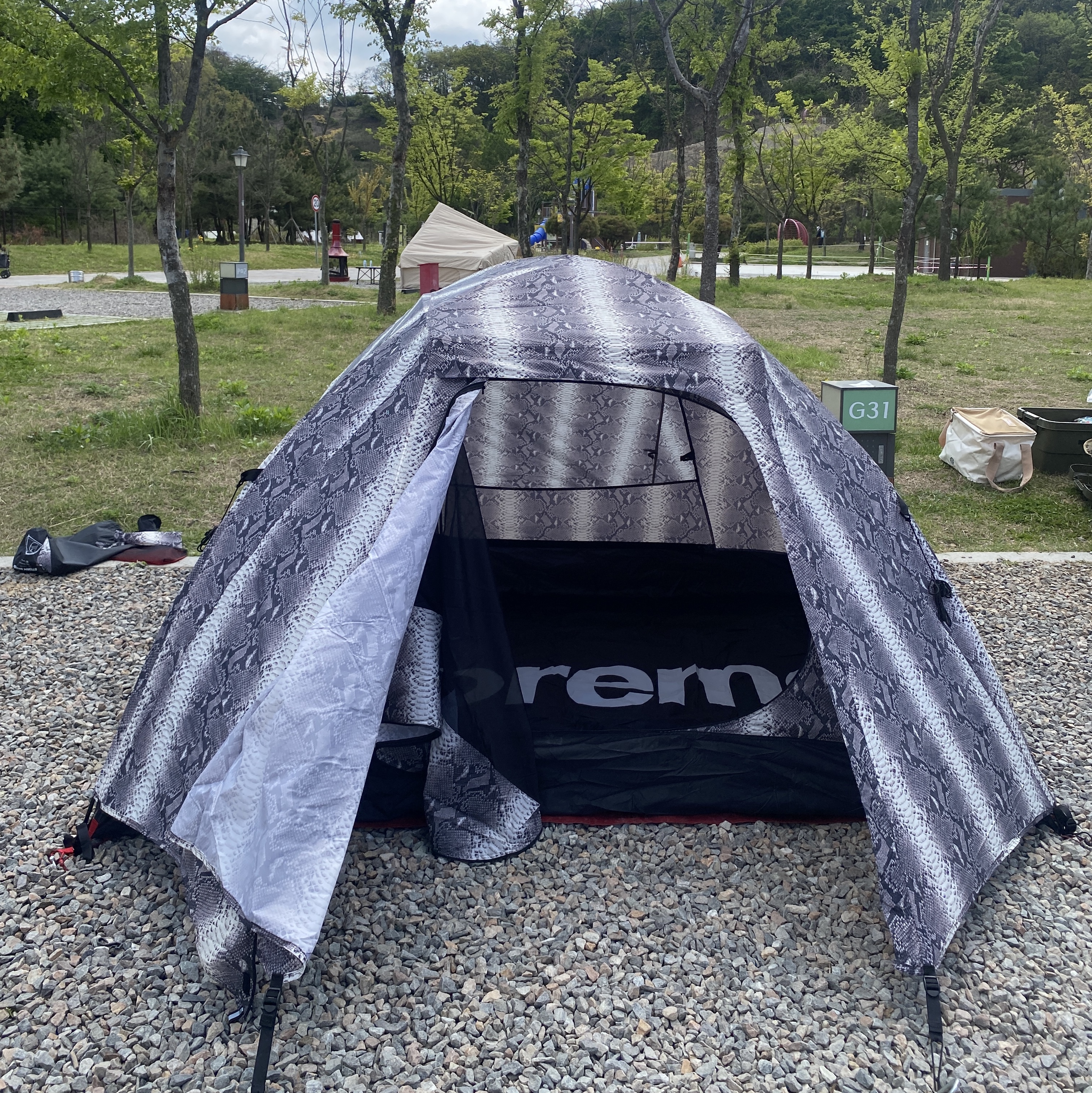 Supreme x The North Face Snakeskin Taped Seam Stormbreak 3 Tent Black - 18SS, Snow Peak Jikaro Table 착용 스타일 - 3