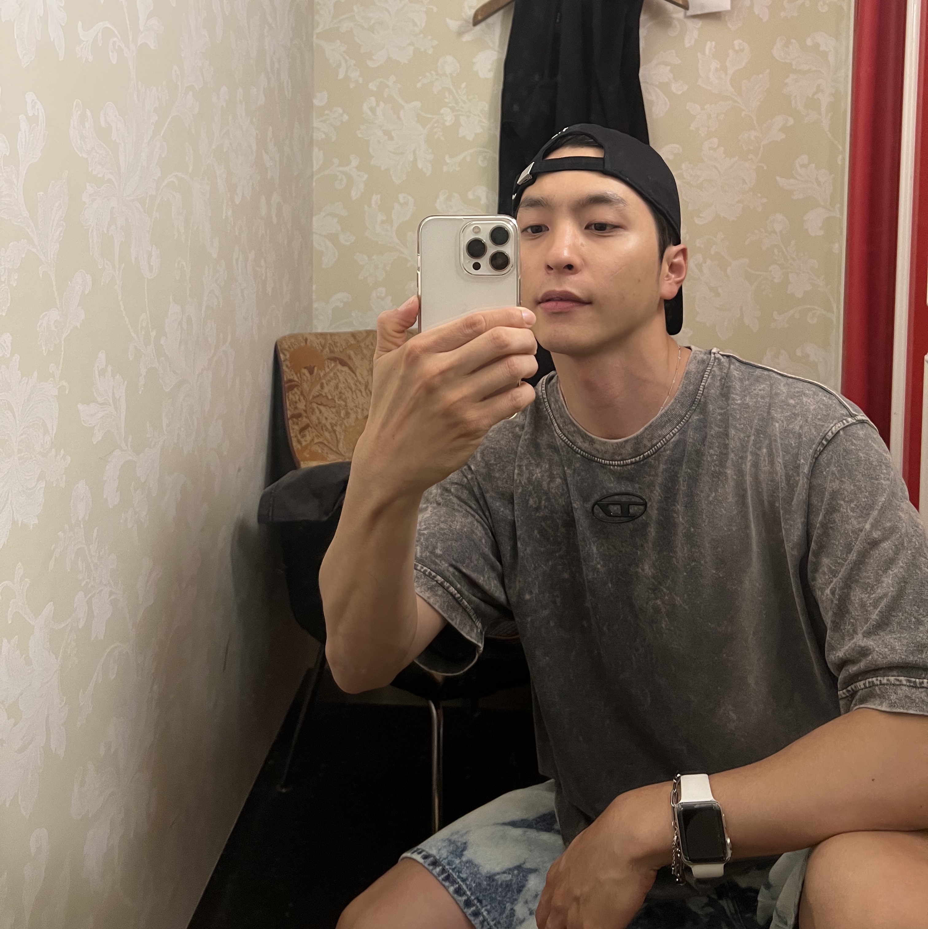 디젤 T-저스트-G1 로고 오버다이드 티셔츠 그레이 착용 스타일 - 1