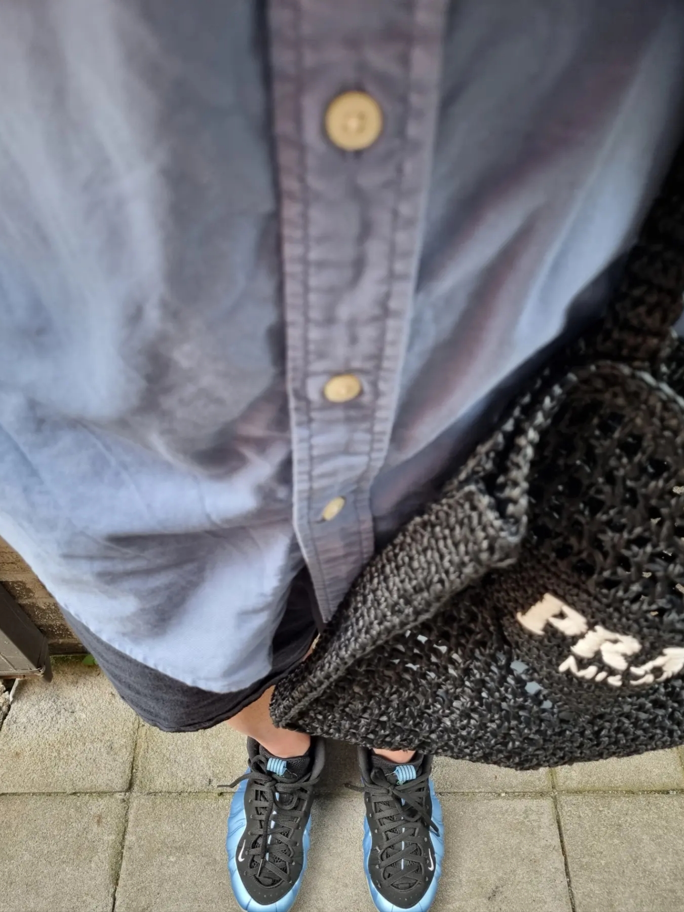 Prada Raffia Tote Bag Black, Nike Air Foamposite One University Blue 착용 스타일 - 3