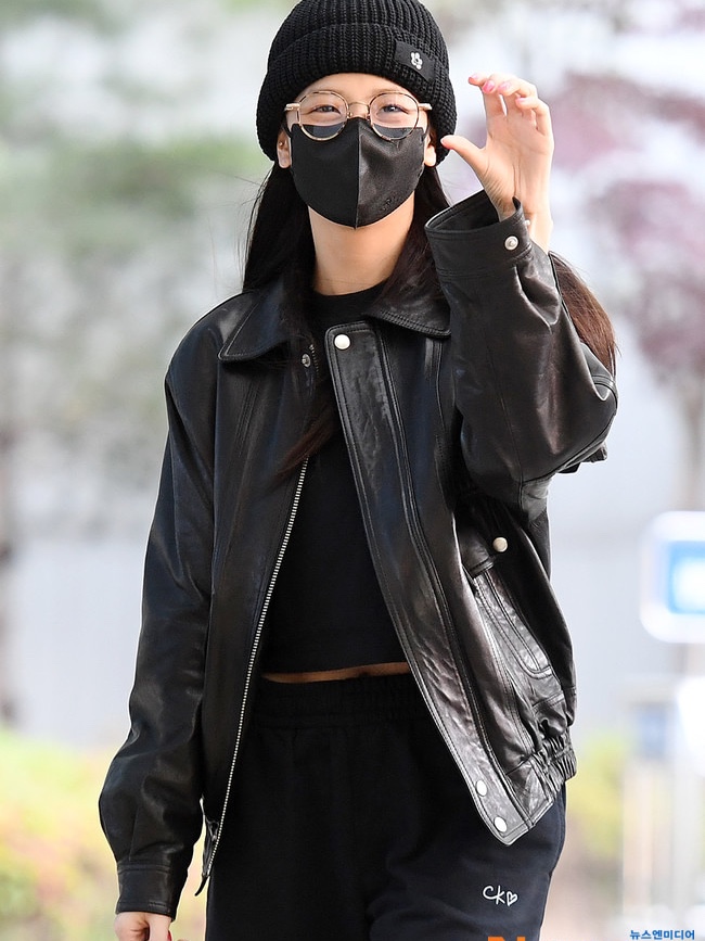 (W) Calvin Klein x Jennie Cotton French Terry Jogger Pants Black Beauty 착용 스타일