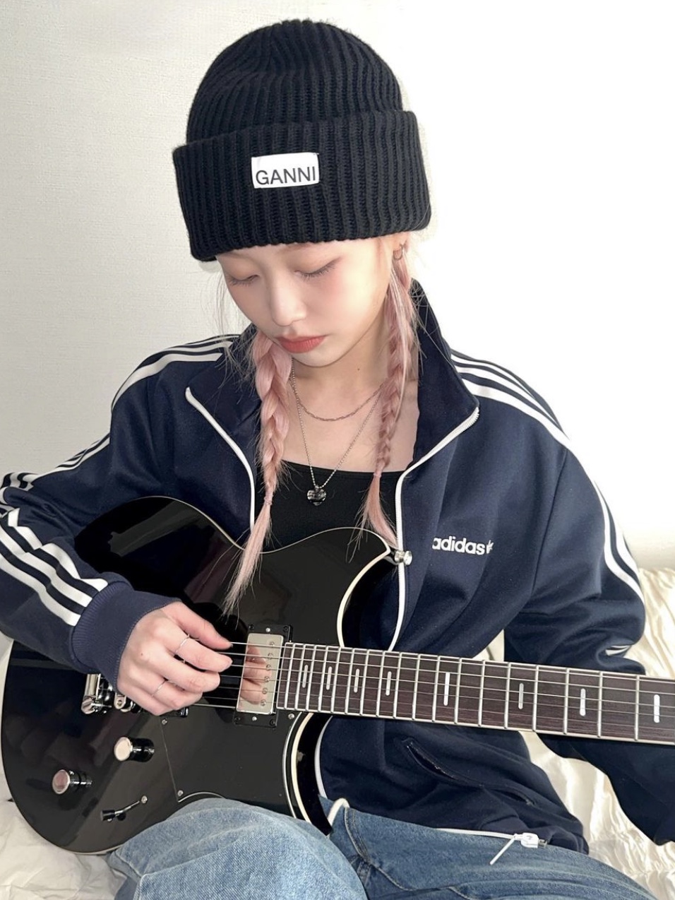 Ganni Wool Beanie Black Melange 착용 스타일 - 1