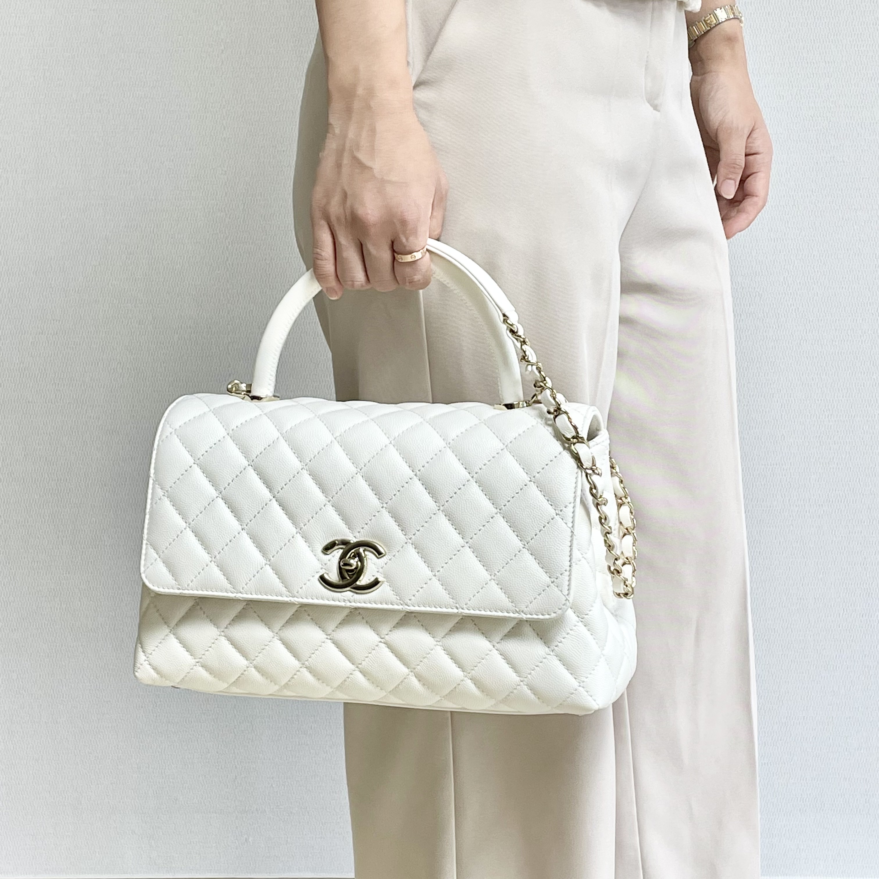Chanel Flap Bag with Top Handle Grained Calfskin & Gold Black, Chanel Mini Flap Bag with Top Handle Grained Calfskin & Gold White 착용 스타일