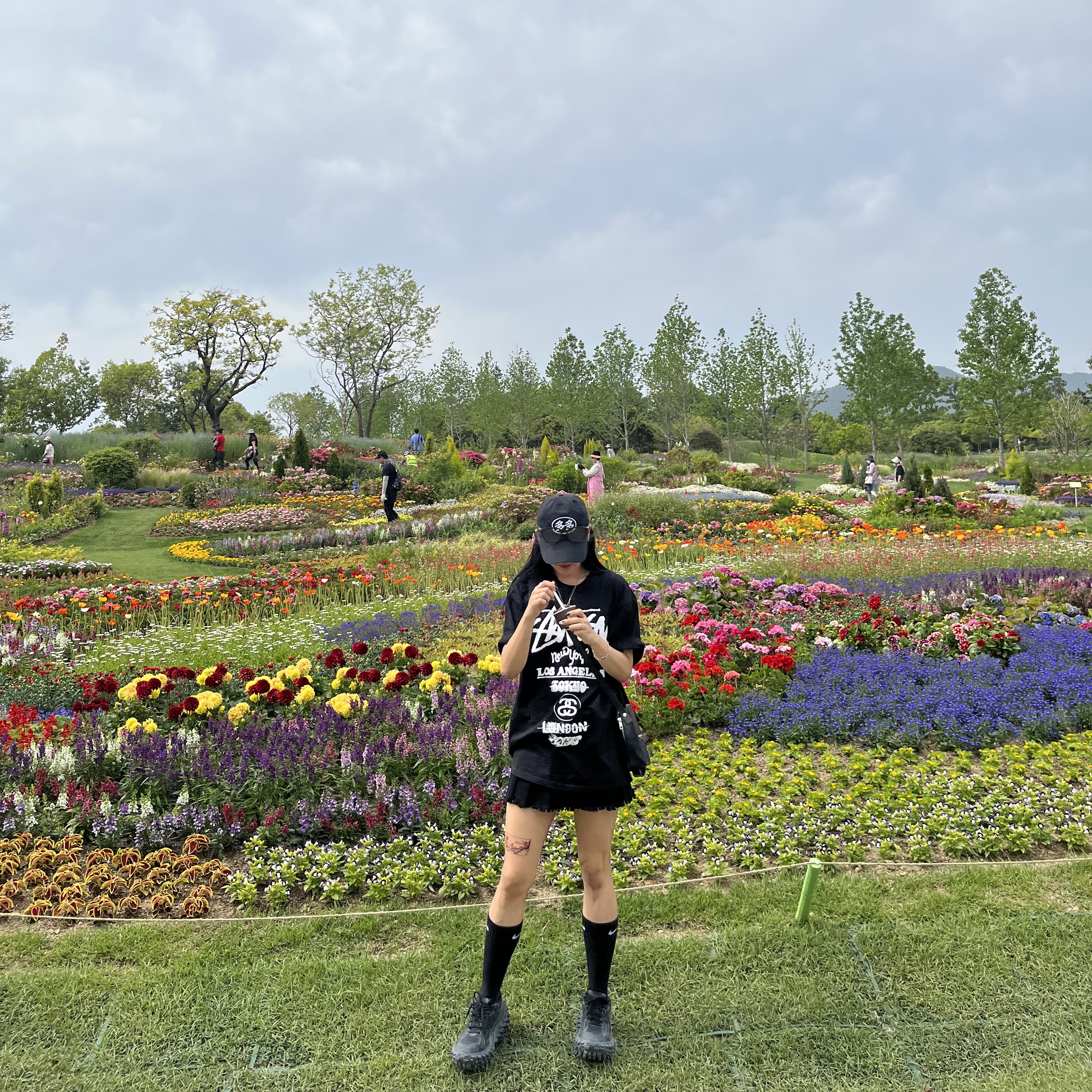 Stussy Tour T-Shirt Black, Balenciaga Defender Sneakers Black 착용 스타일