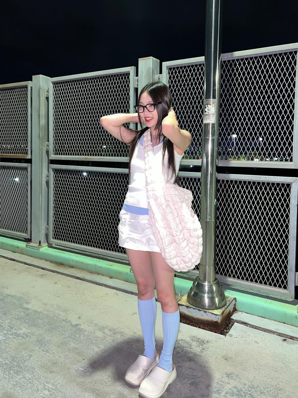 COS Quilted Oversized Shoulder Bag Off White Light Beige 착용 스타일
