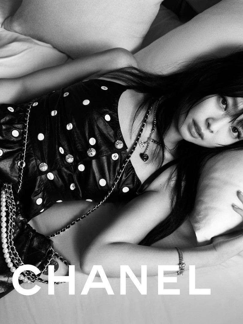 Chanel 22 Mini Handbag Shiny Crumpled Calfskin Crystal Pearls & Gold Black 착용 스타일