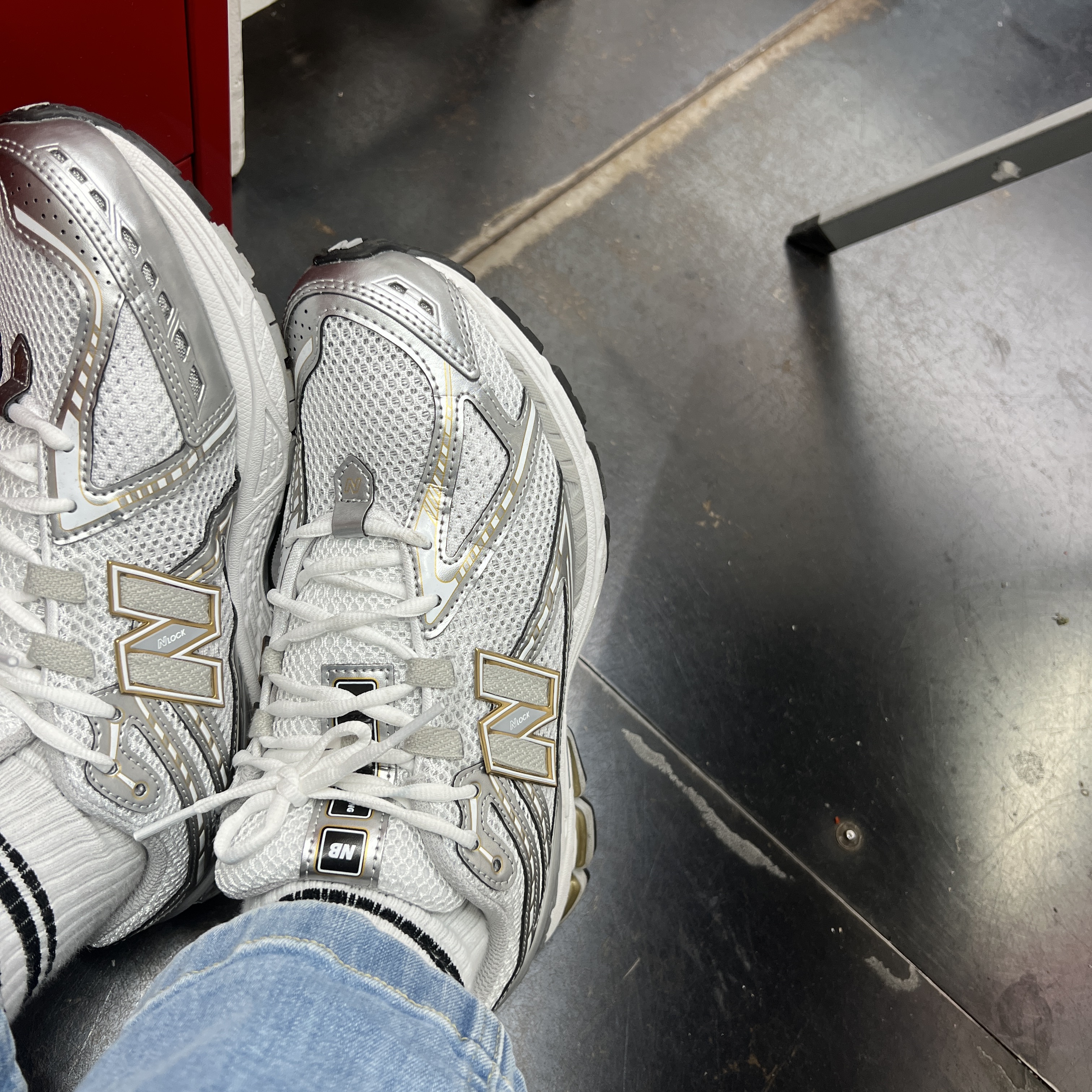 New Balance 1906R White Metallic Silver 착용 스타일 - 1