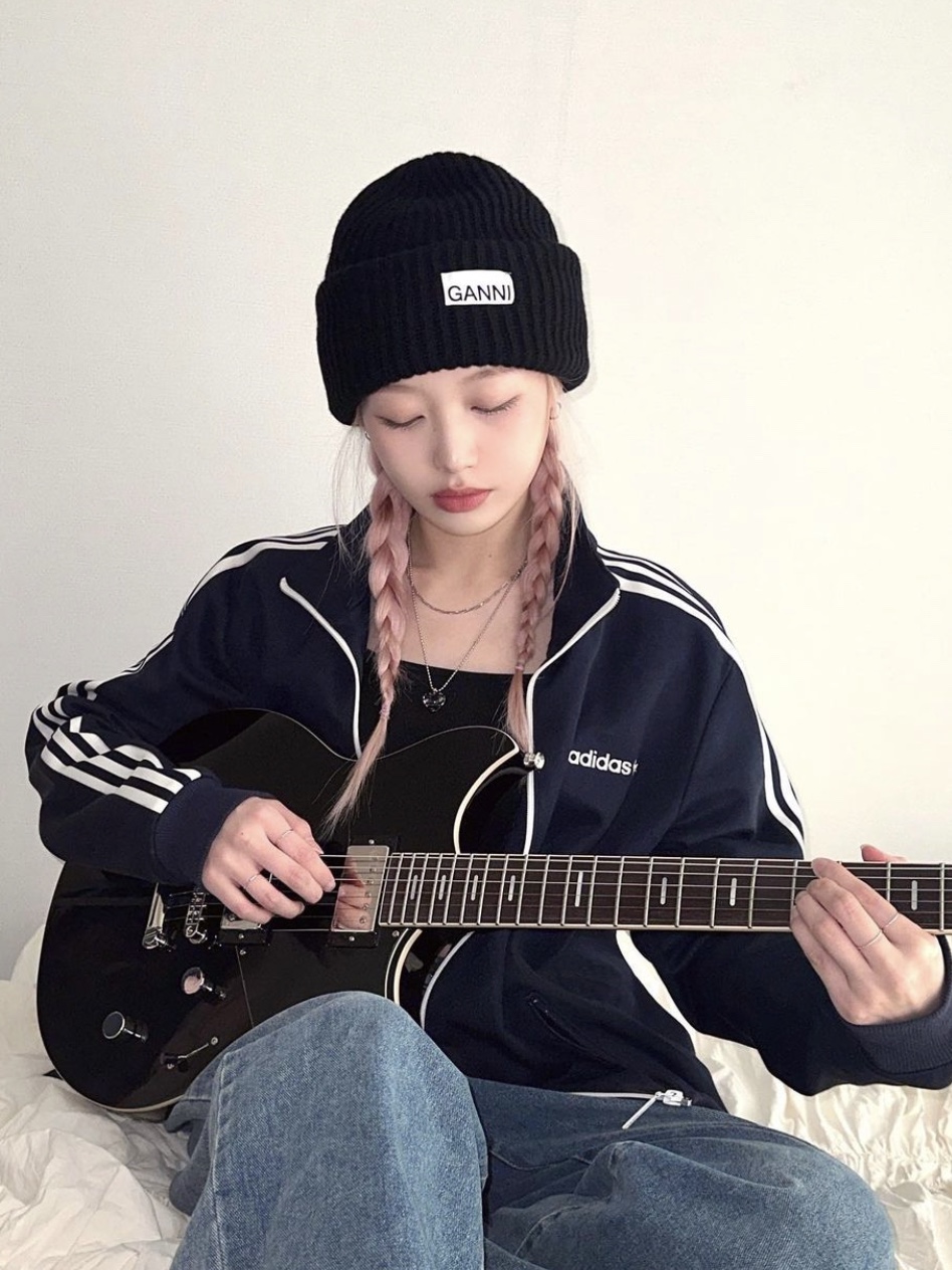 Ganni Wool Beanie Black Melange 착용 스타일 - 2