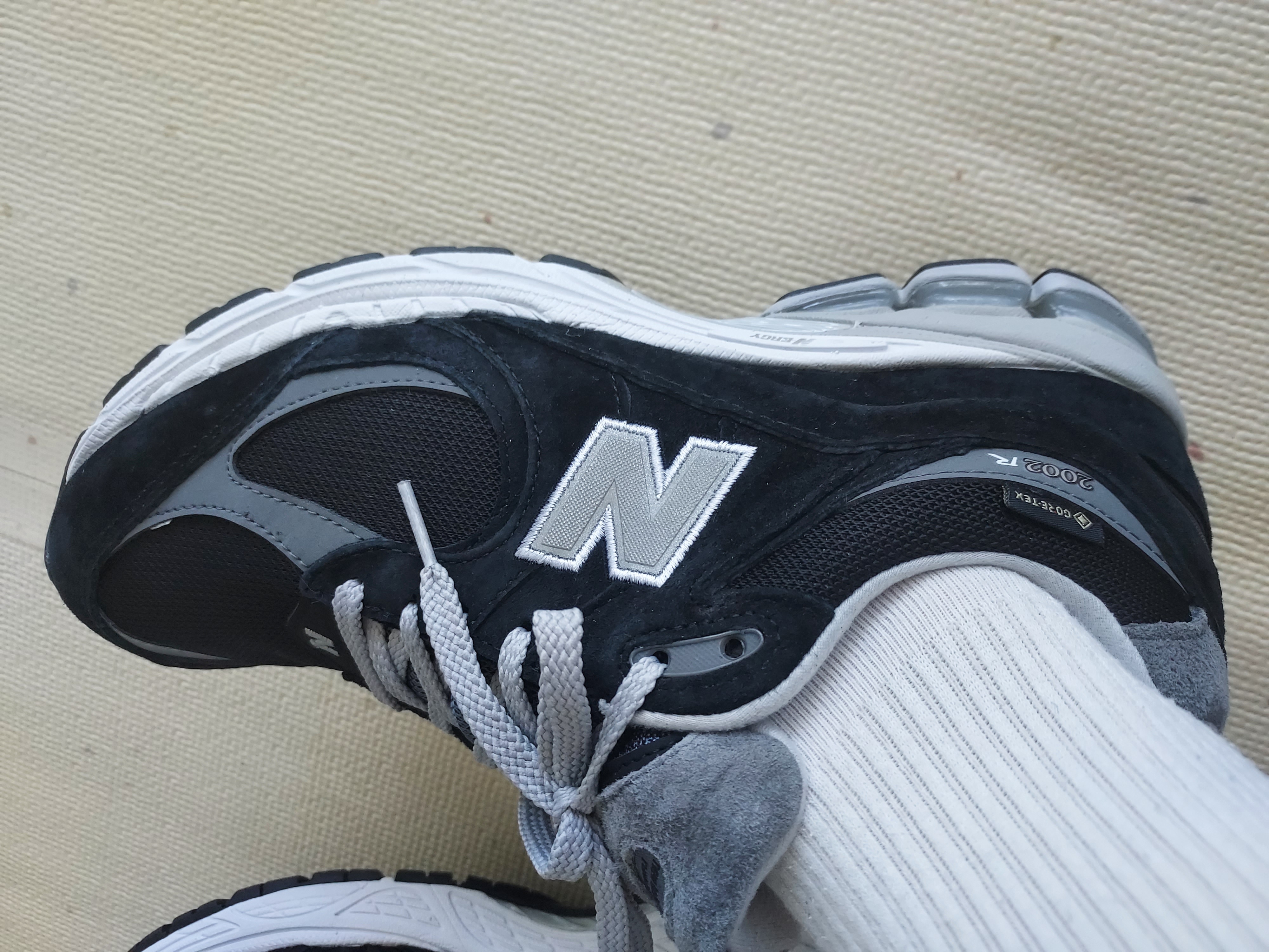 New Balance 2002R Gore-Tex Black Silver Metalic 착용 스타일