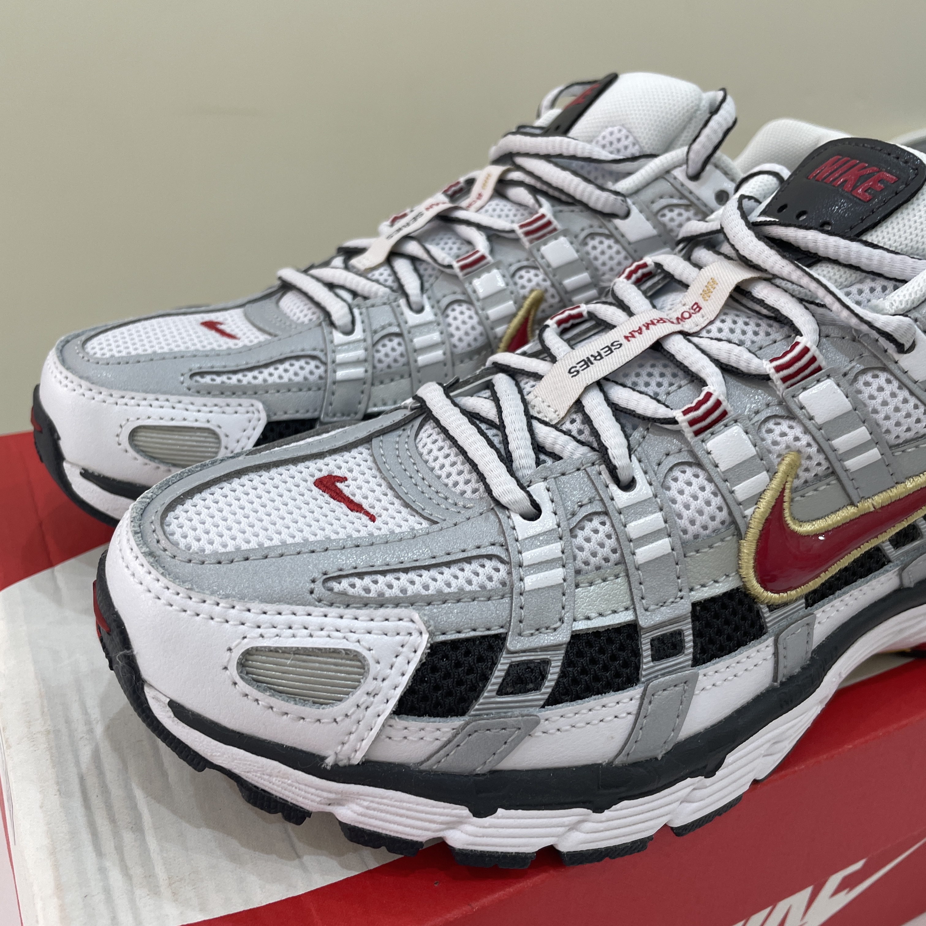 (W) Nike P-6000 Metallic Silver Red 착용 스타일 - 3