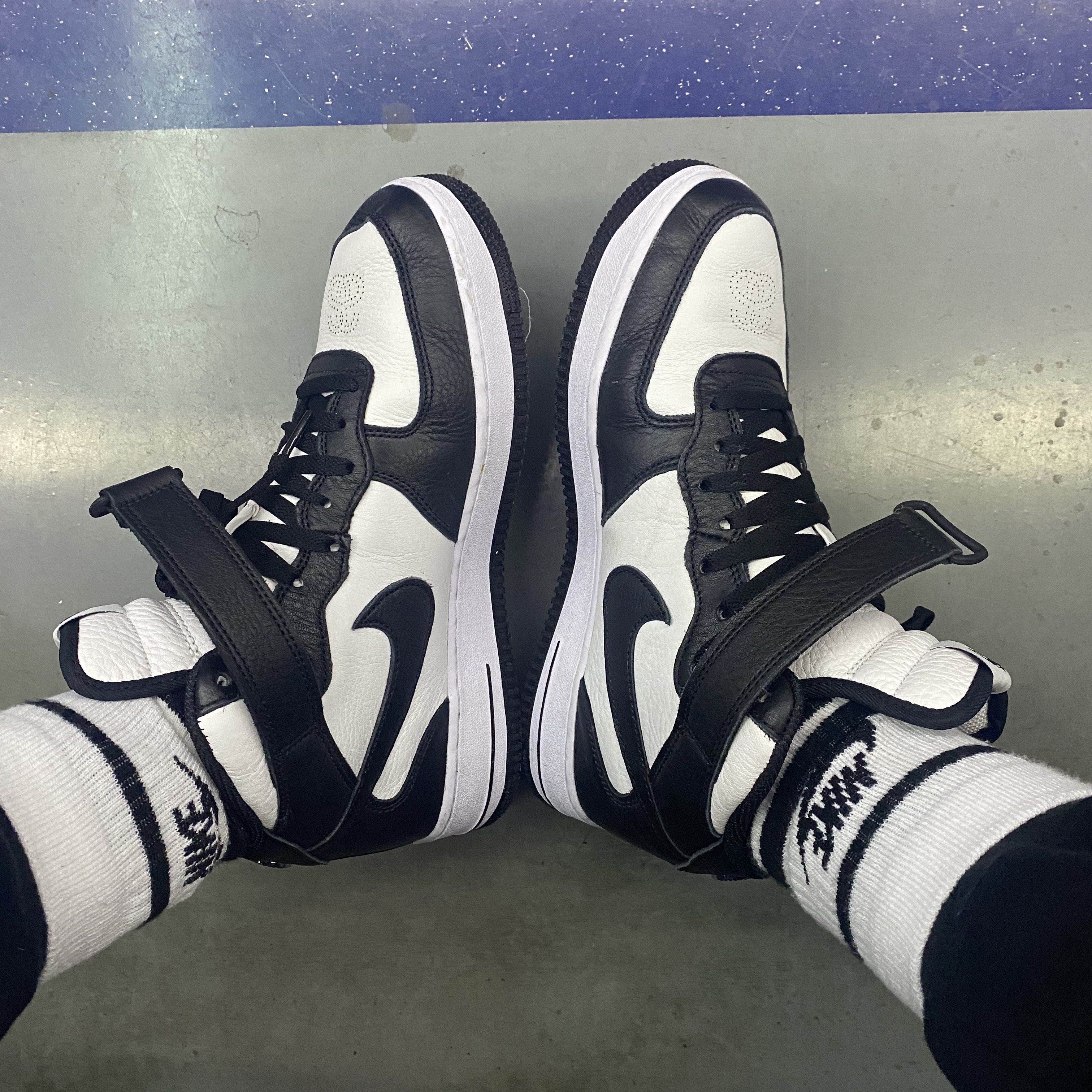 Nike x Stussy Air Force 1 '07 Mid SP Black and Light Bone 착용 스타일