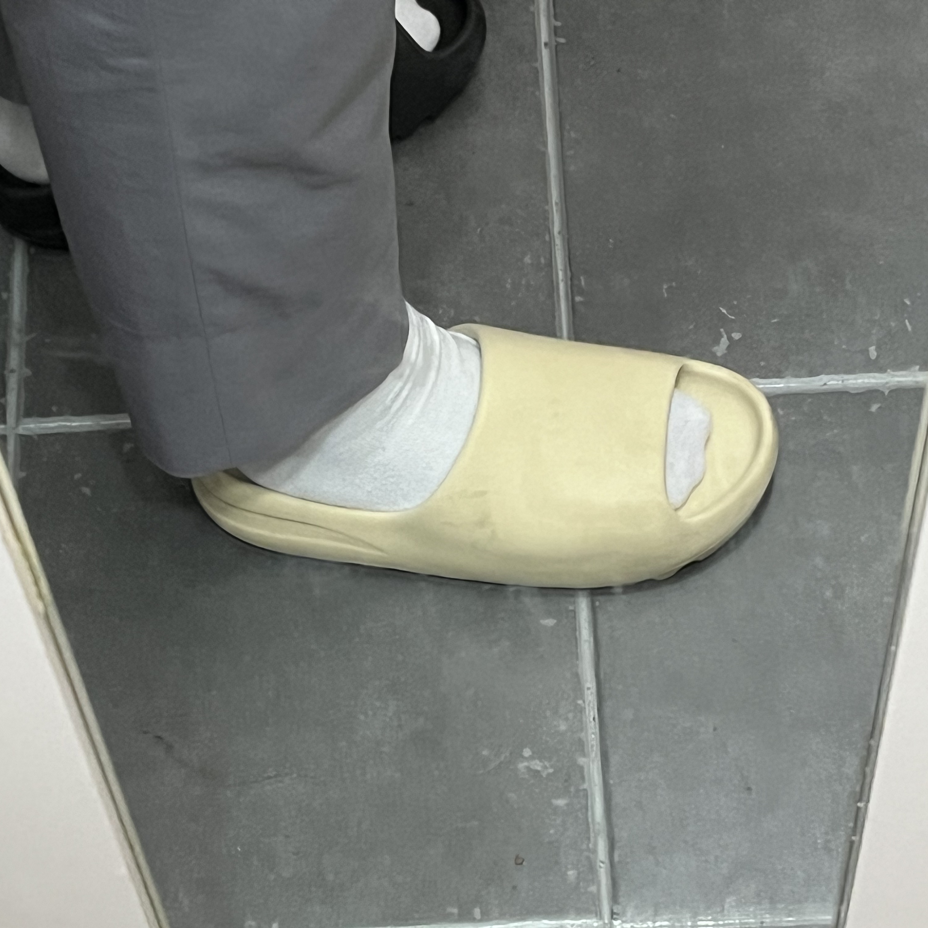 Adidas Yeezy Slide Onyx, Adidas Yeezy Slide Bone 2022/2023 착용 스타일 - 2