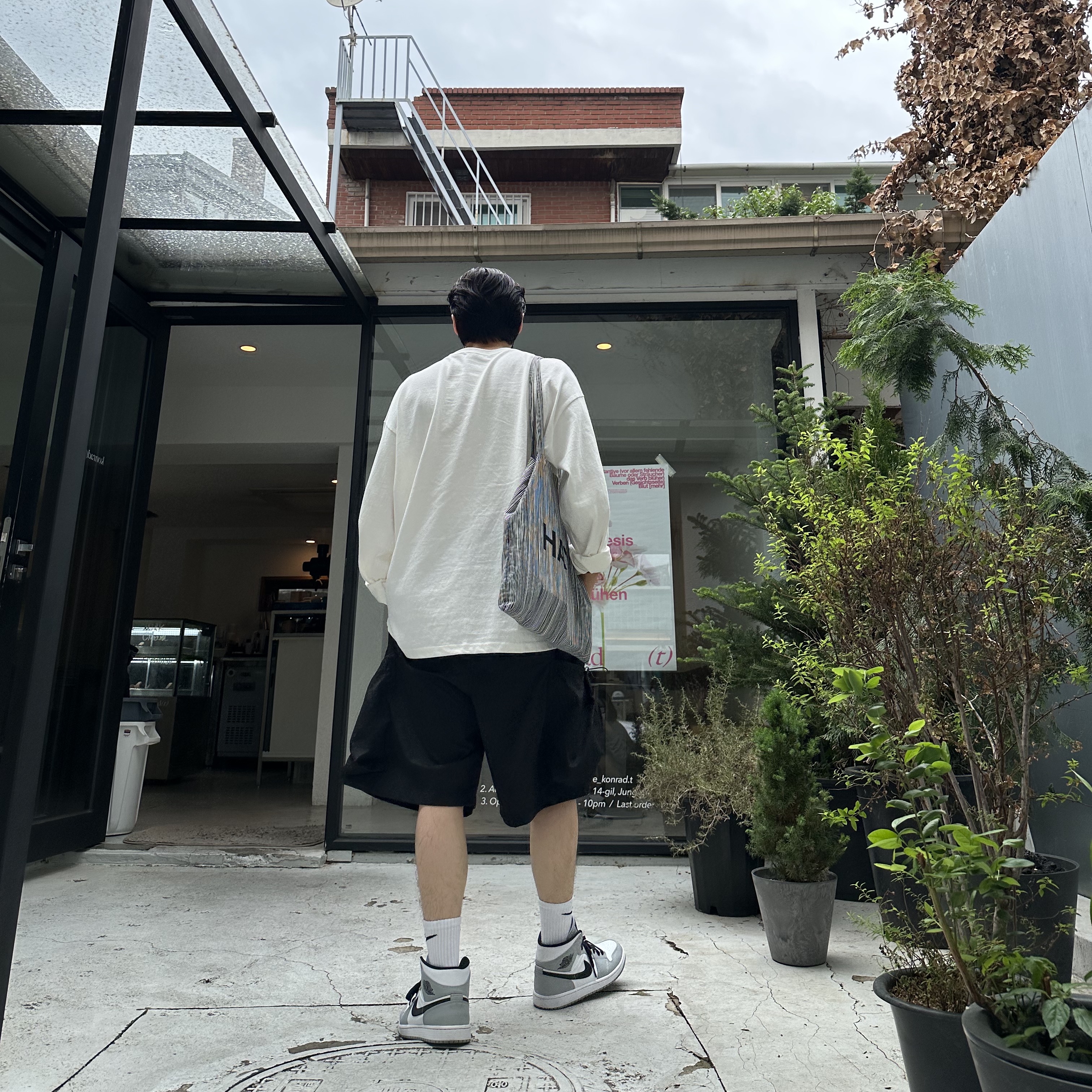 Jordan 1 Mid Light Smoke Grey 착용 스타일