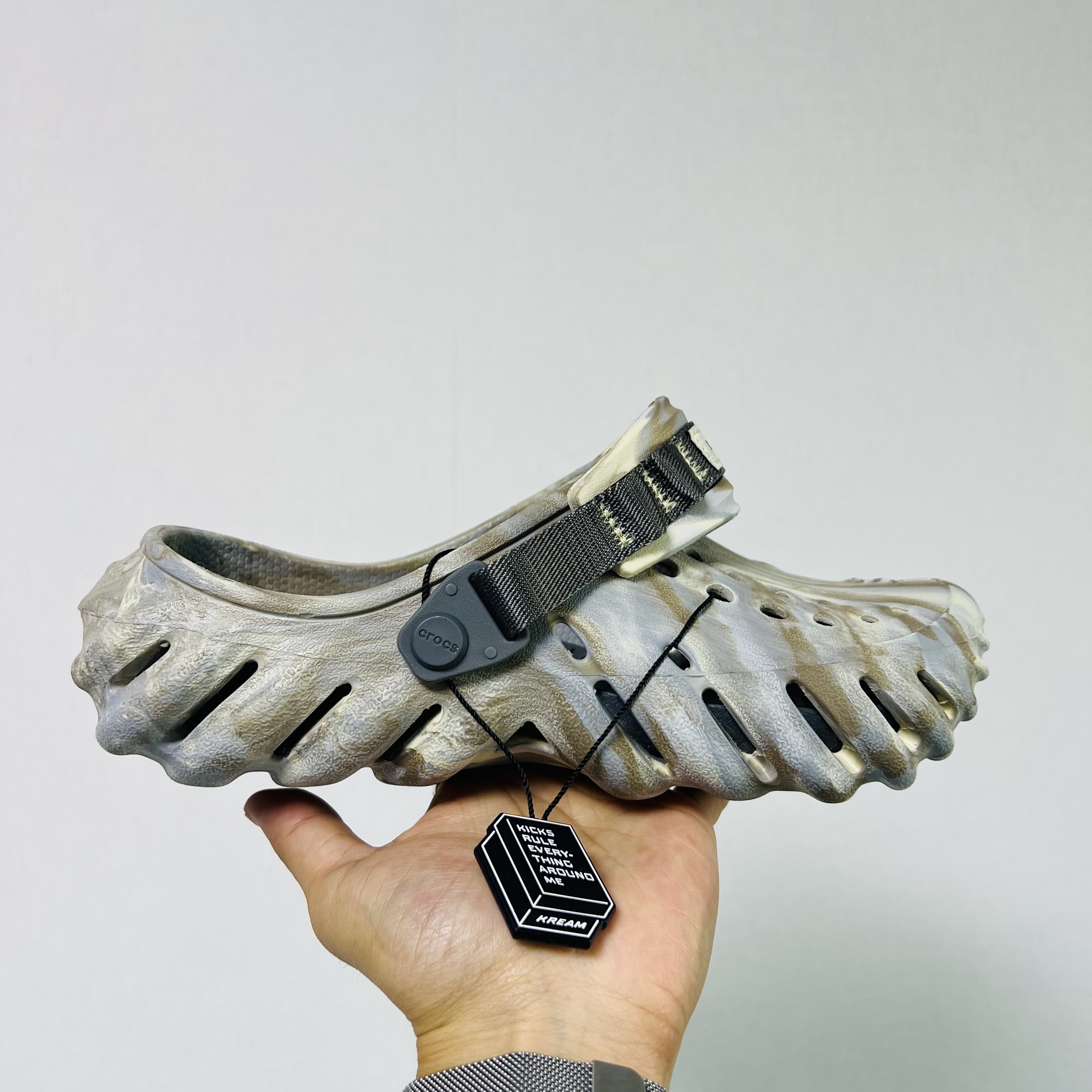 Crocs Echo Marbled Clog Bone Multi 착용 스타일 - 1