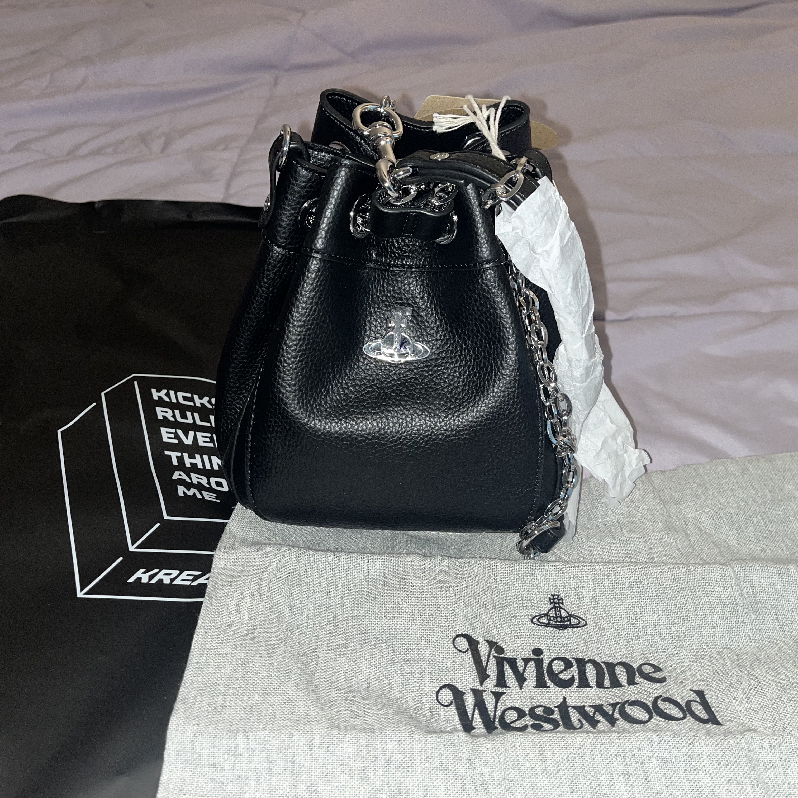 Vivienne Westwood Chrissy Small Bucket Bag Black 착용 스타일 - 1