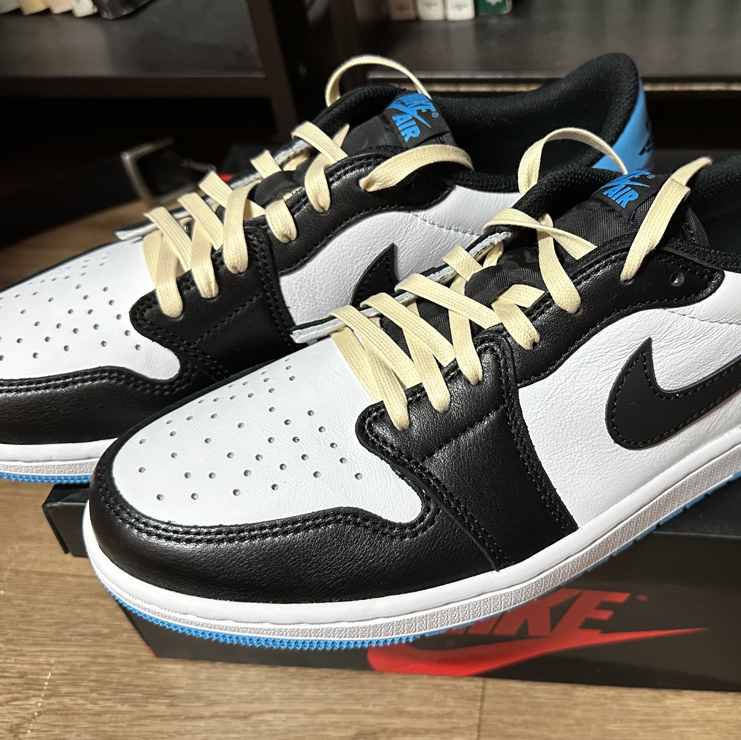 Jordan 1 Retro Low OG Black and Dark Powder Blue 착용 스타일