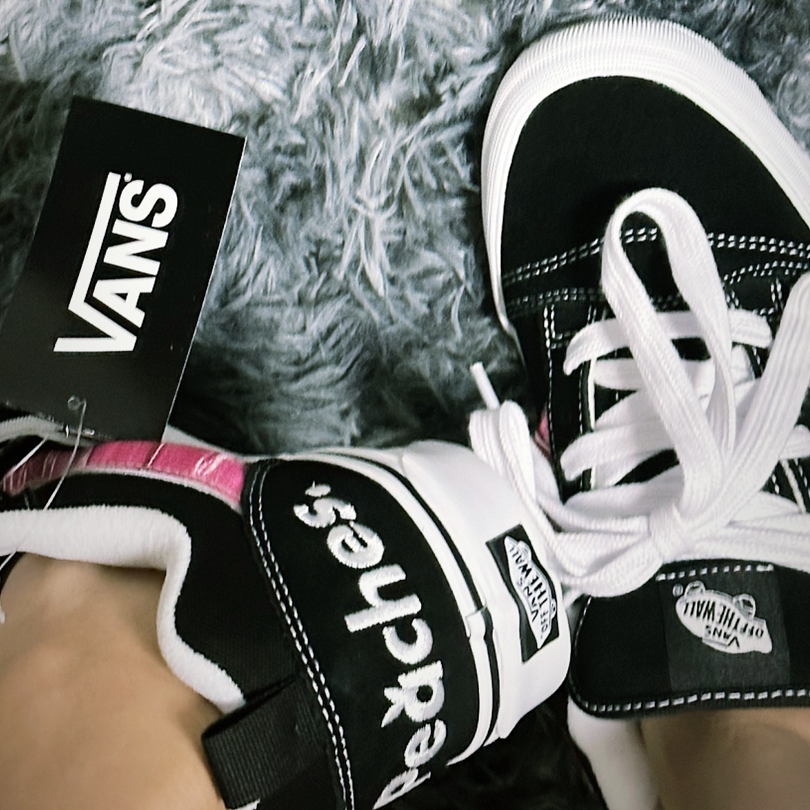 Vans x Peaches. Knu-Skool Black Pink 착용 스타일 - 1