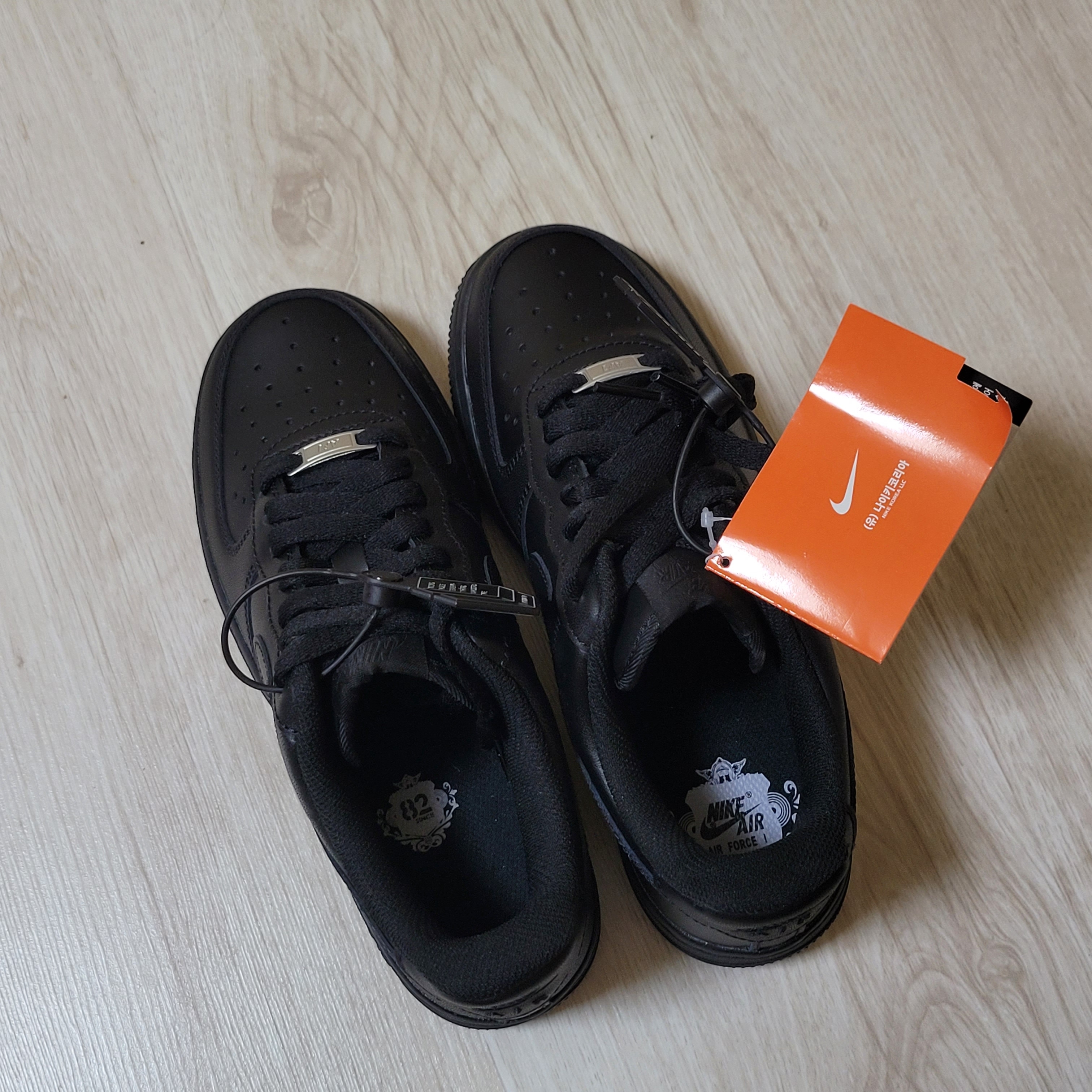 (W) Nike Air Force 1 '07 Low Triple Black 착용 스타일