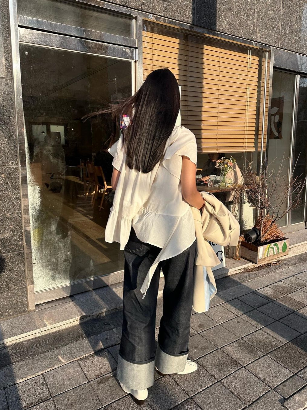Kindersalmon Women Square Neck Ruffle Blouse Cream, Kindersalmon Women Cropped Denim Pants Selvedge 착용 스타일 - 3