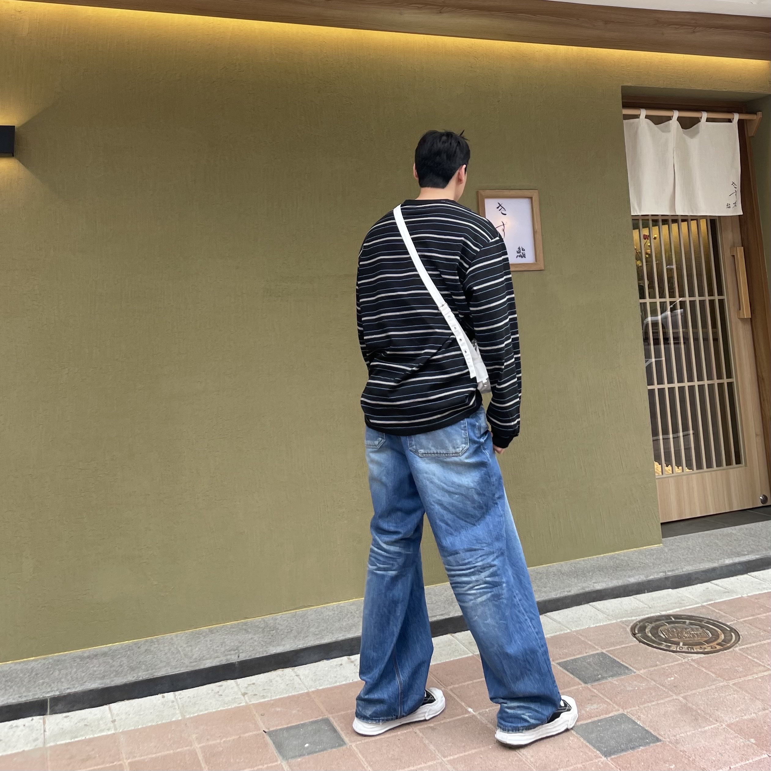 Matin Kim Cargo Cross Mini Bag White, Maison Mihara Yasuhiro Peterson OG Sole Canvas Low Sneakers Black 착용 스타일 - 2