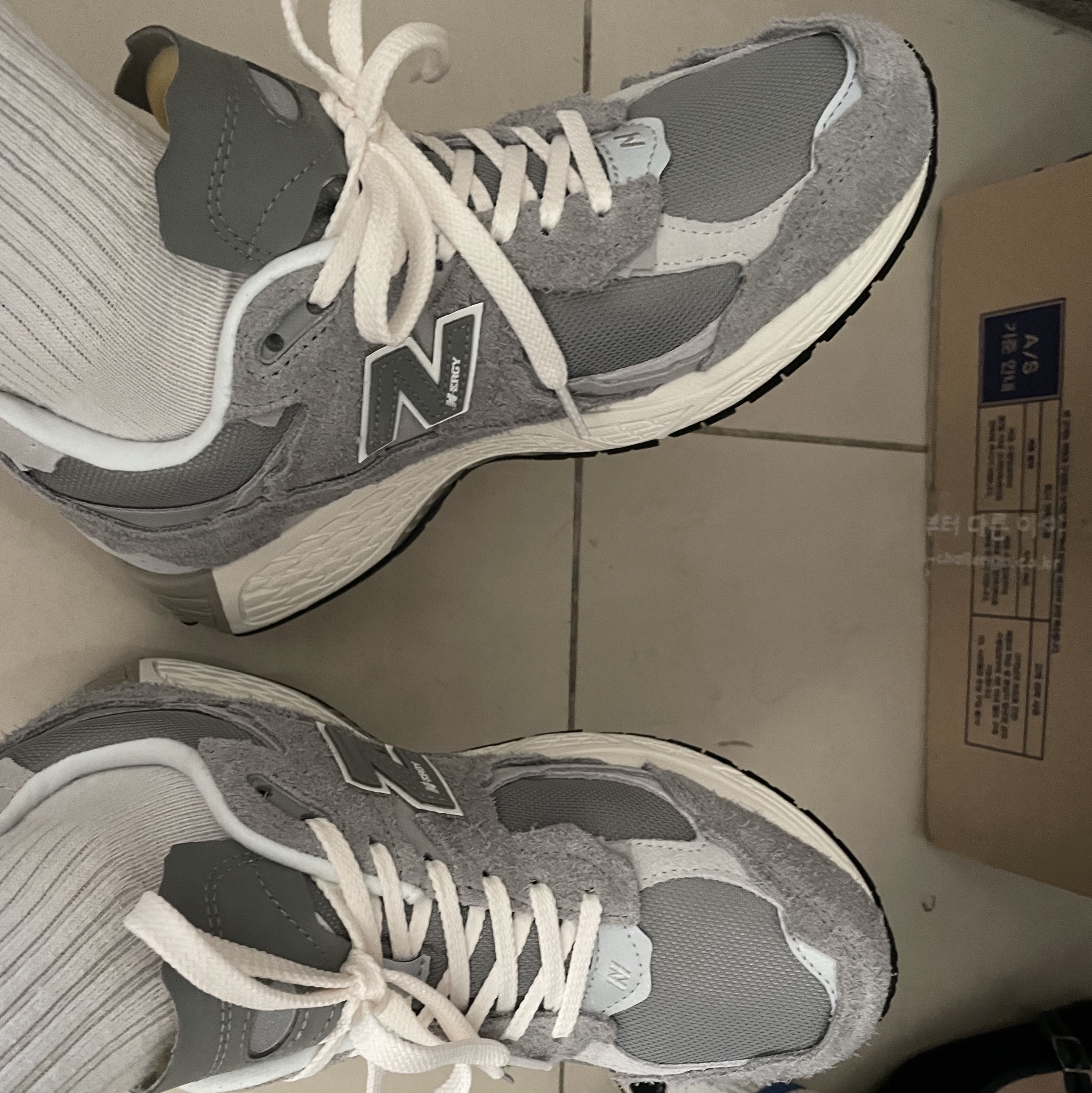 New Balance 2002R Protection Pack Grey 착용 스타일
