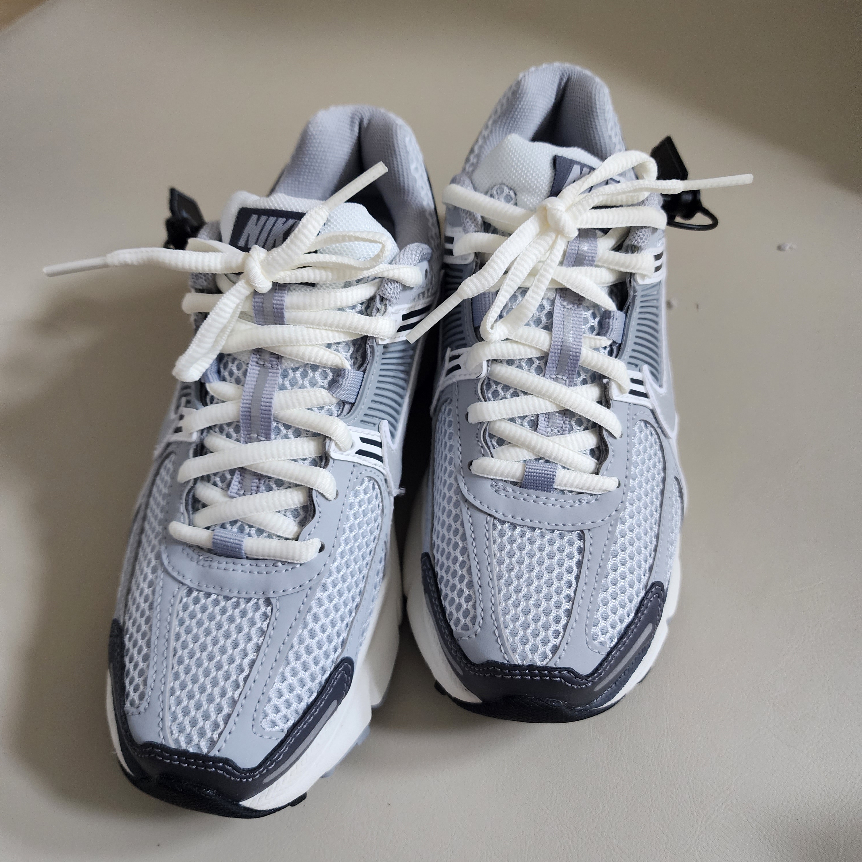 (W) Nike Zoom Vomero 5 Pure Platinum Metallic Silver 착용 스타일 - 2