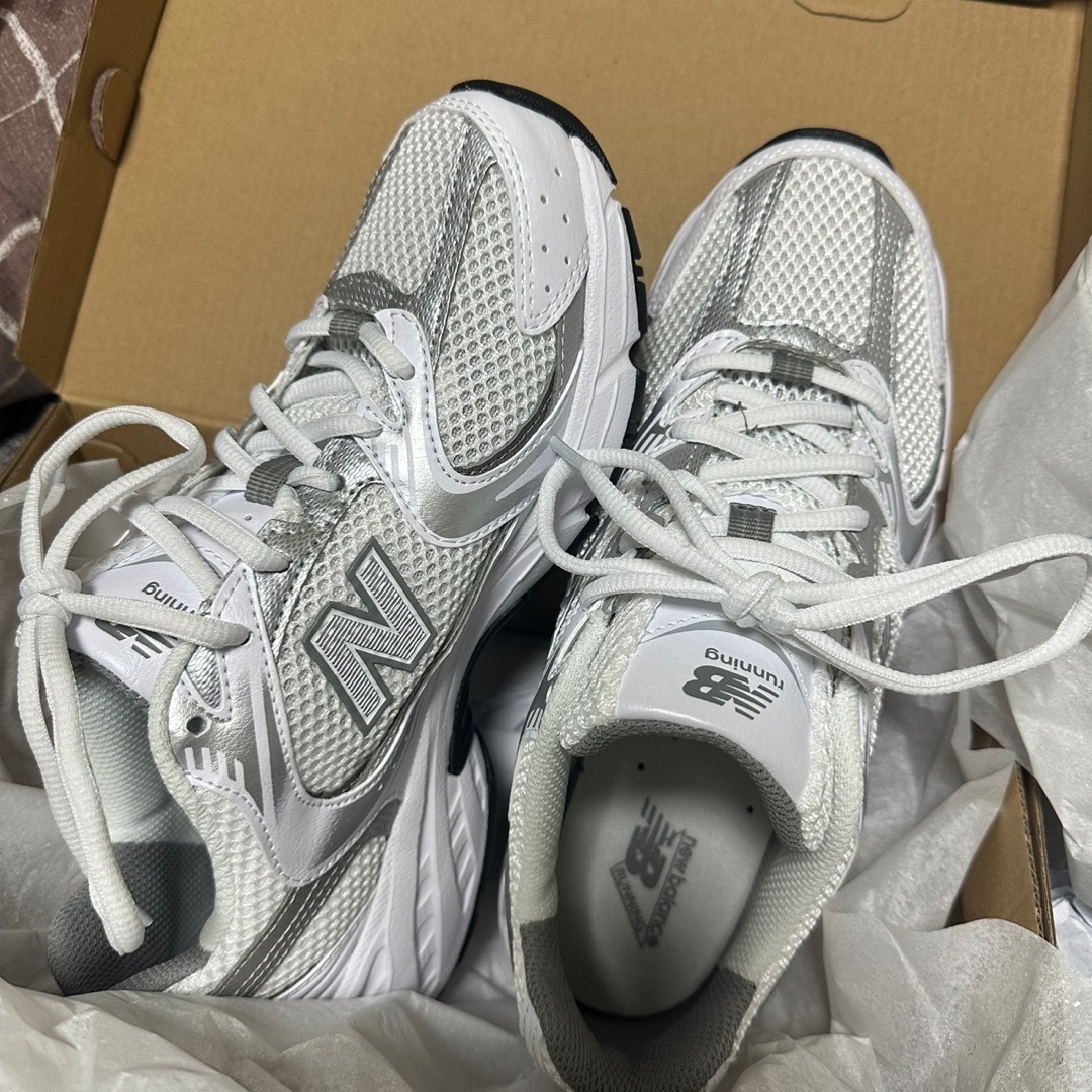 New Balance 530 White Silver 착용 스타일