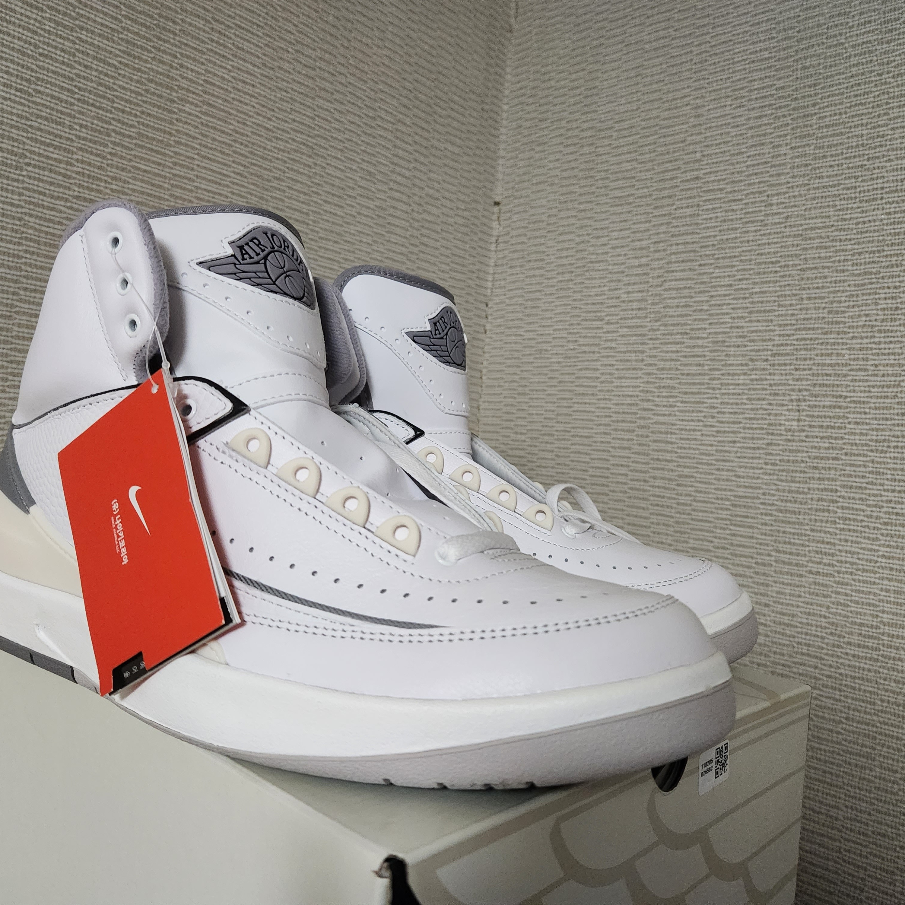 Jordan 2 Retro White and Cement Grey 착용 스타일 - 1