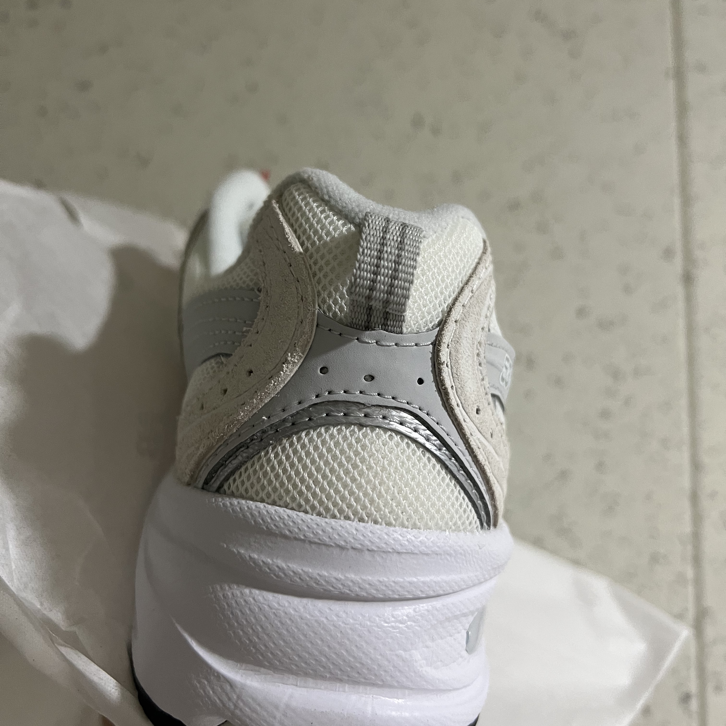 New Balance 530 White Grey 착용 스타일 - 2