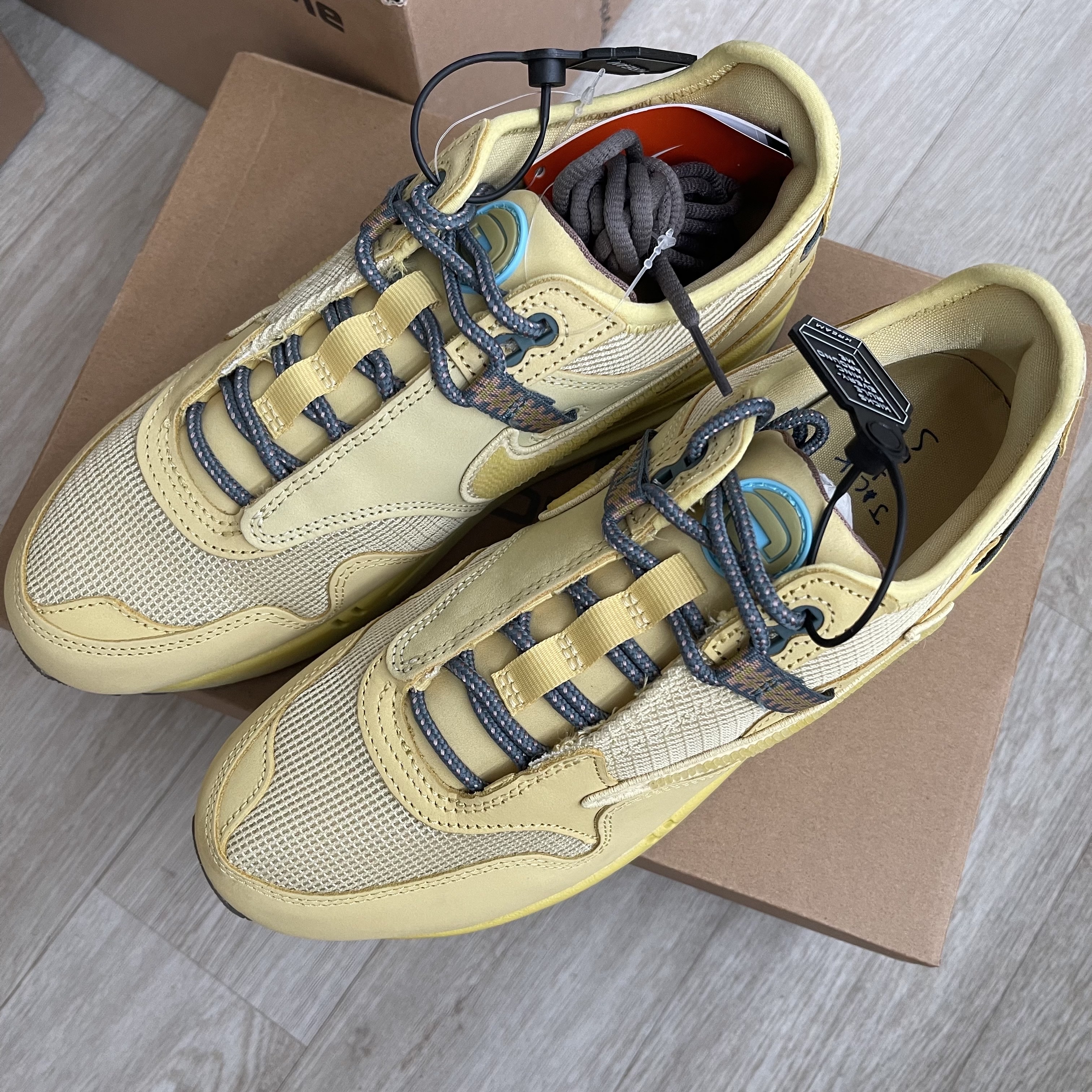 Nike x Travis Scott Air Max 1 Cact.us Gold 착용 스타일 - 2