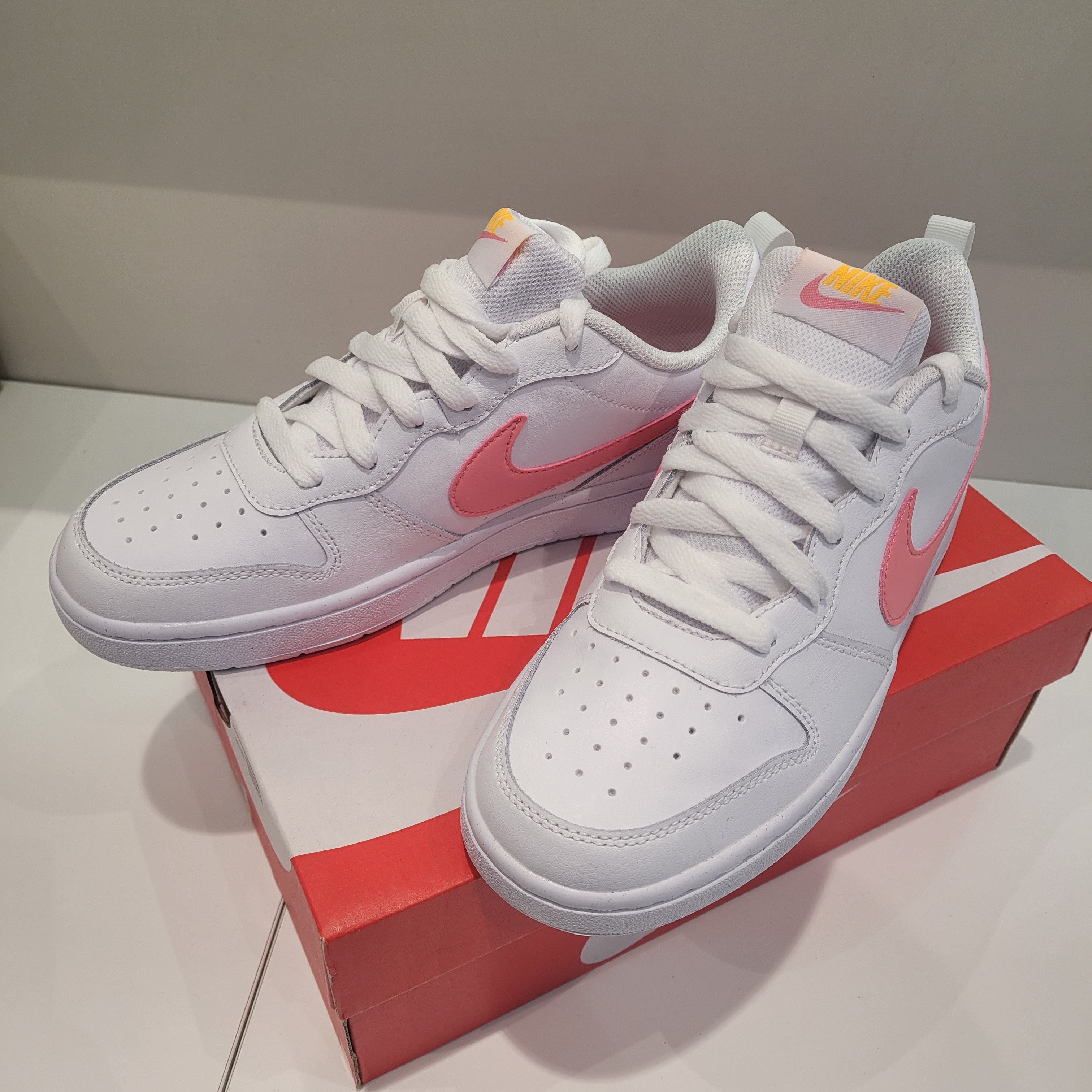 (GS) Nike Court Borough Low 2 SE White Coral Chalk 착용 스타일