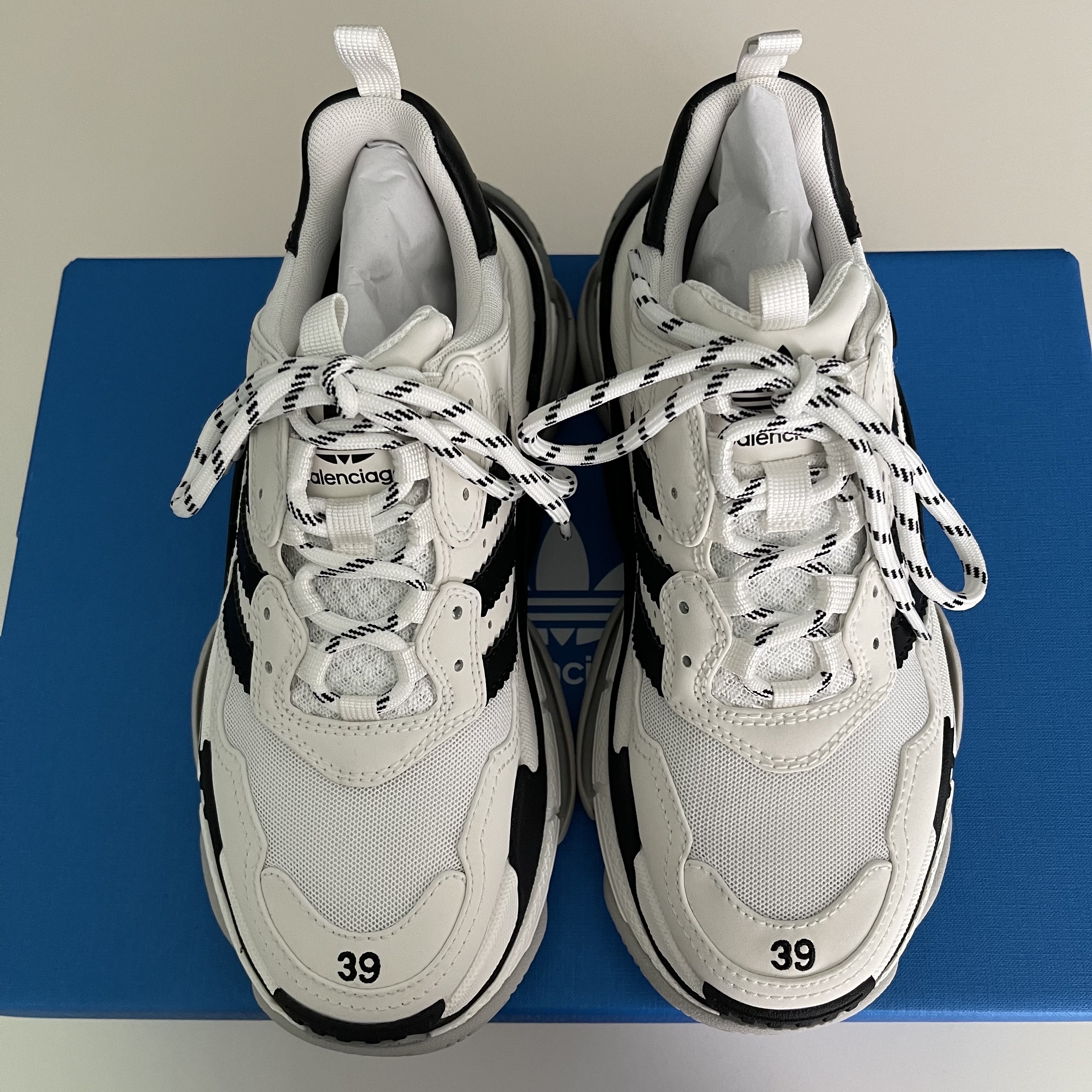 Balenciaga x Adidas Triple S Sneakers White Black 착용 스타일 - 2