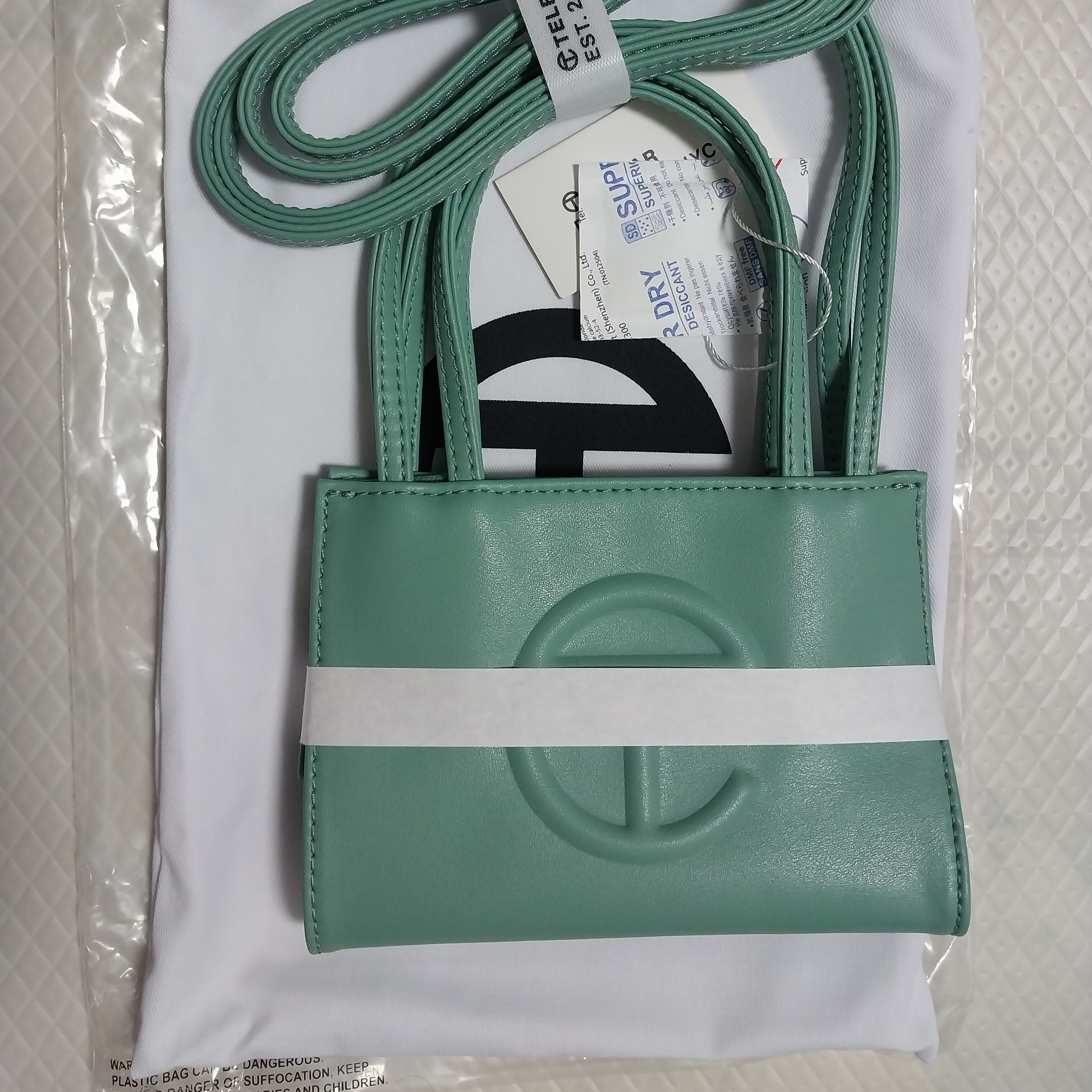 Telfar Small Shopping Bag Sage 착용 스타일