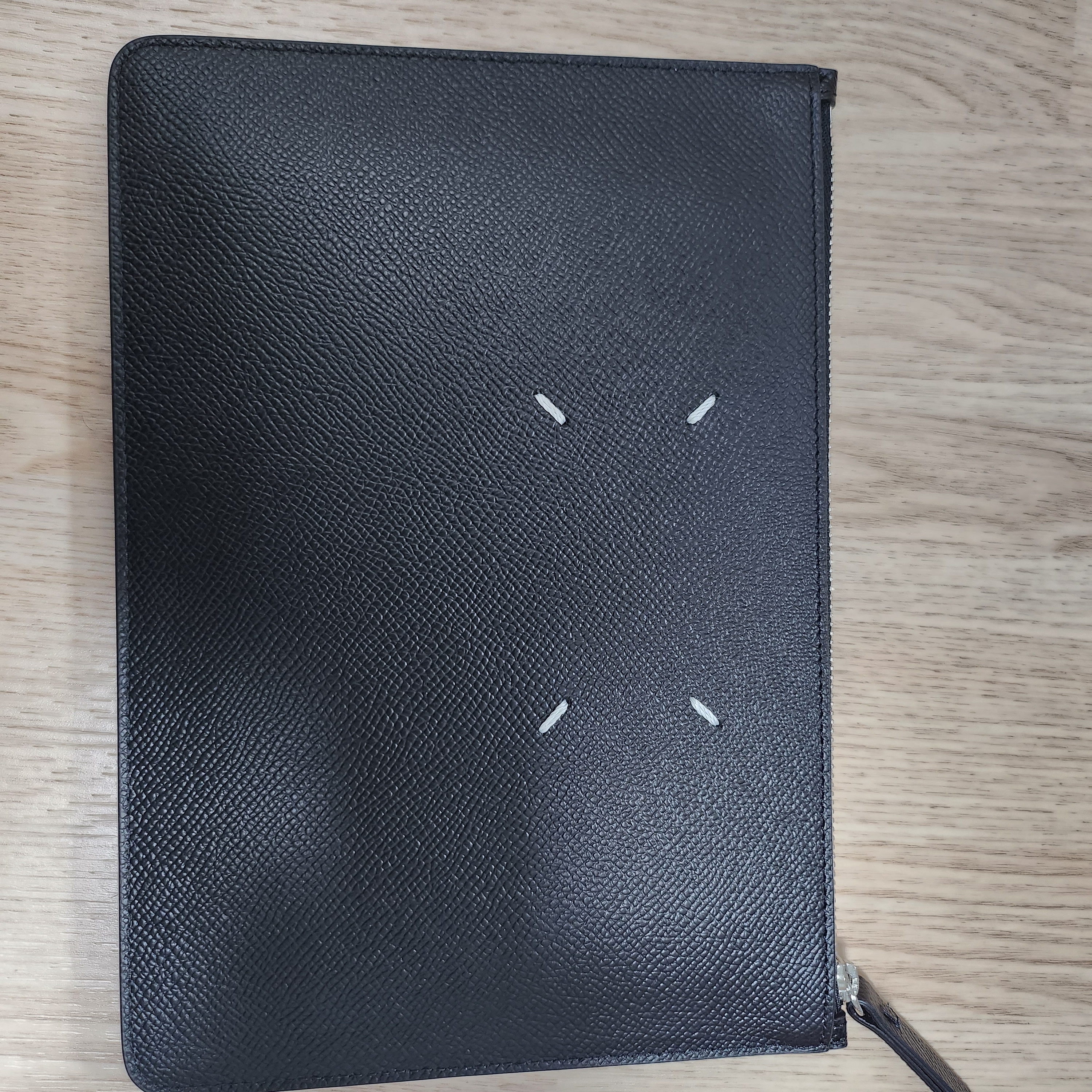 Maison Margiela Bovine Leather Pouch Black 착용 스타일