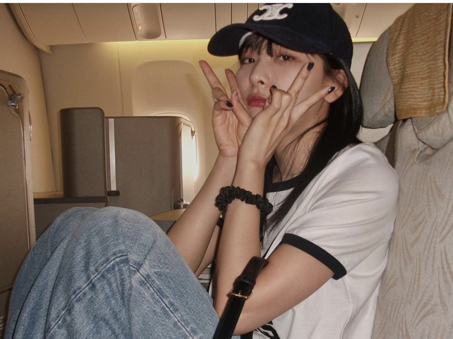 (W) Celine Triomphe Baseball Cap in Cotton Navy 착용 스타일