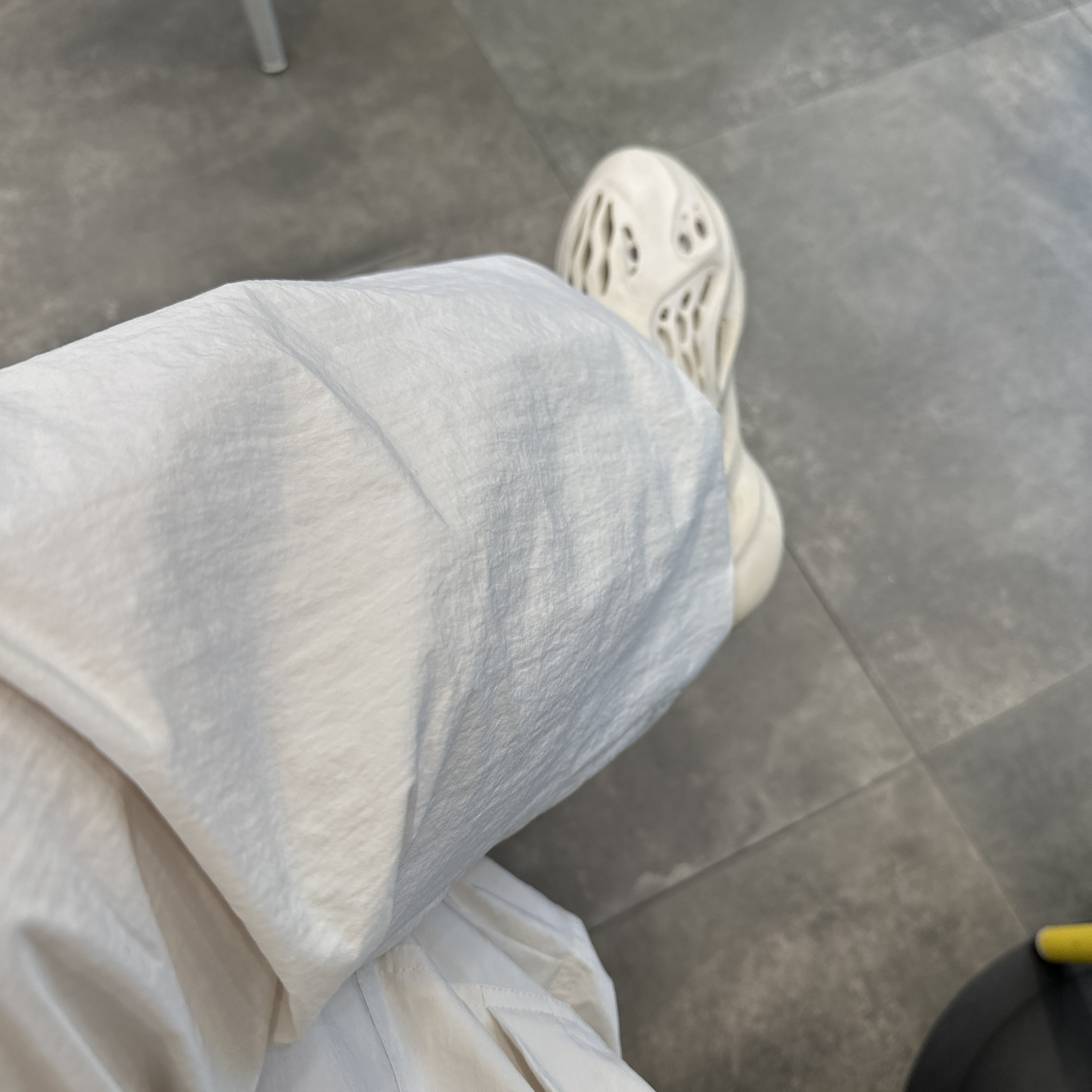 Adidas Yeezy Foam RNNR Sand 착용 스타일 - 1