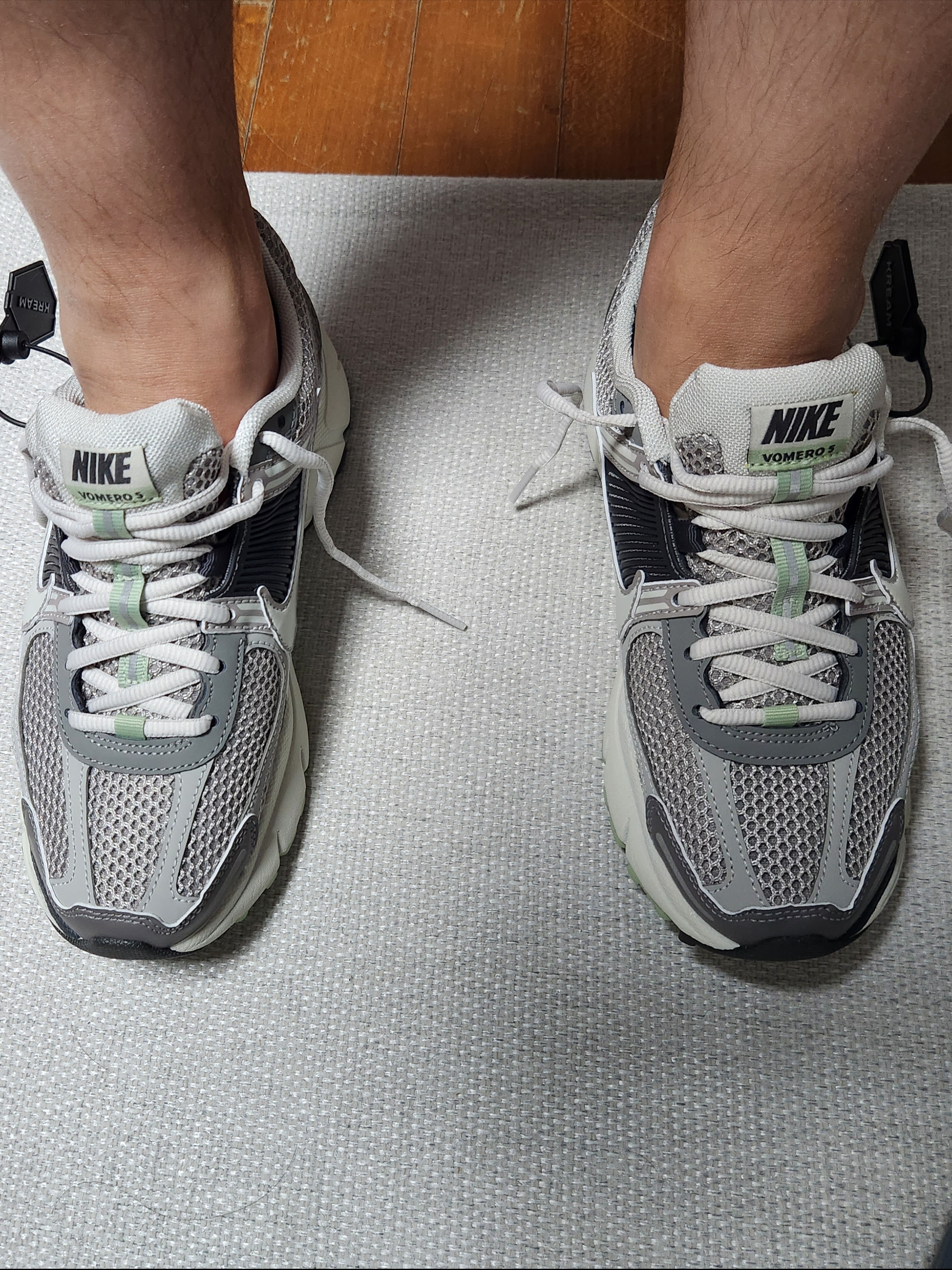 (W) Nike Zoom Vomero 5 Cobblestone and Flat Pewter 착용 스타일