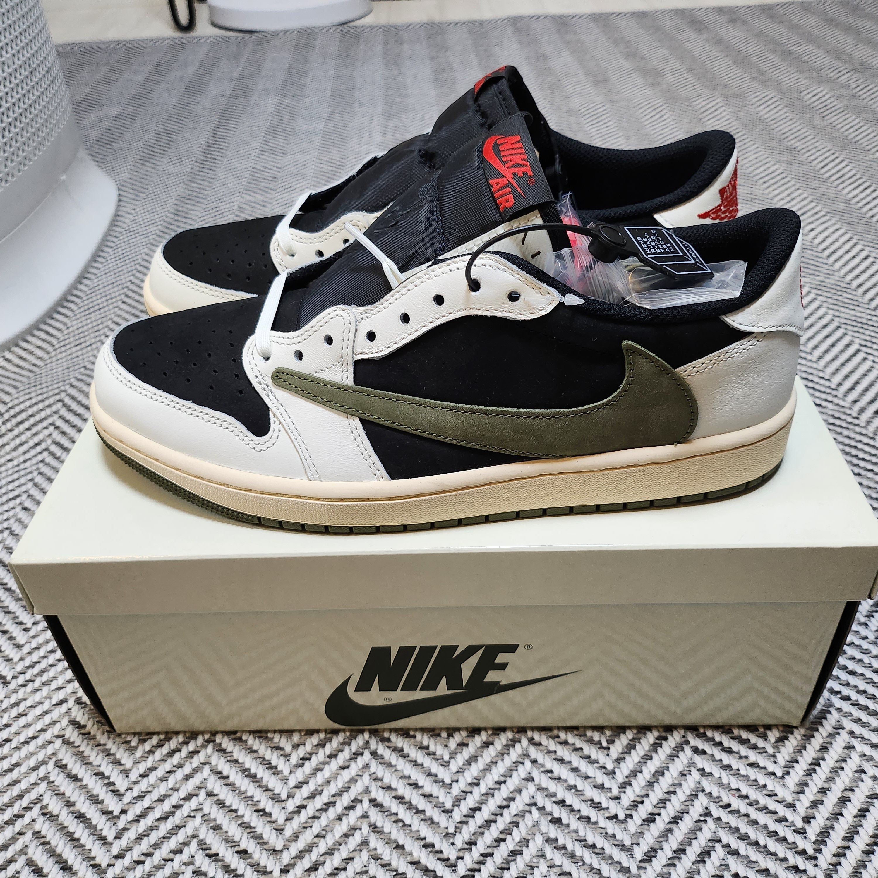 (W) Jordan 1 x Travis Scott Retro Low OG SP Medium Olive 착용 스타일 - 1