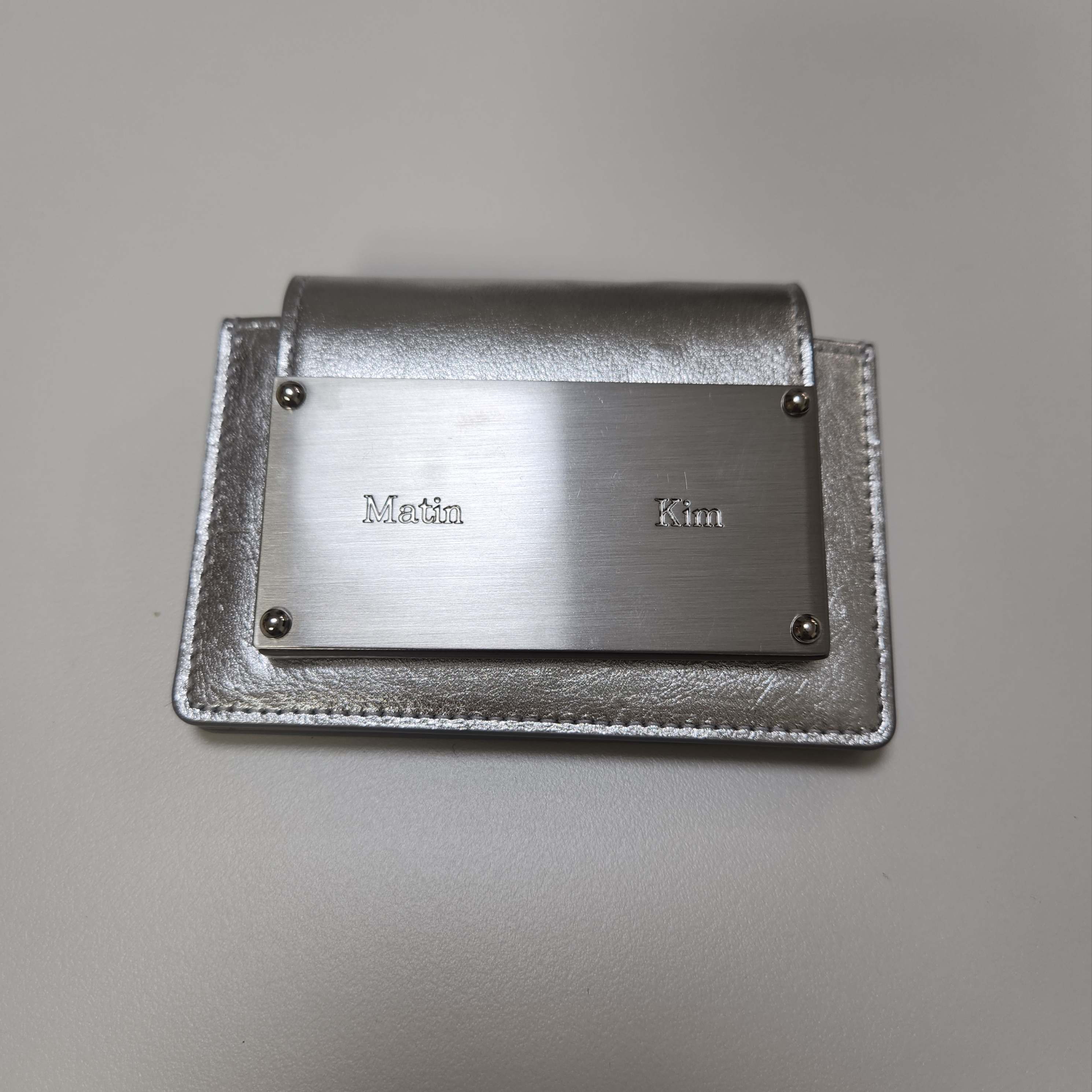 Matin Kim Accordion Wallet Silver 착용 스타일