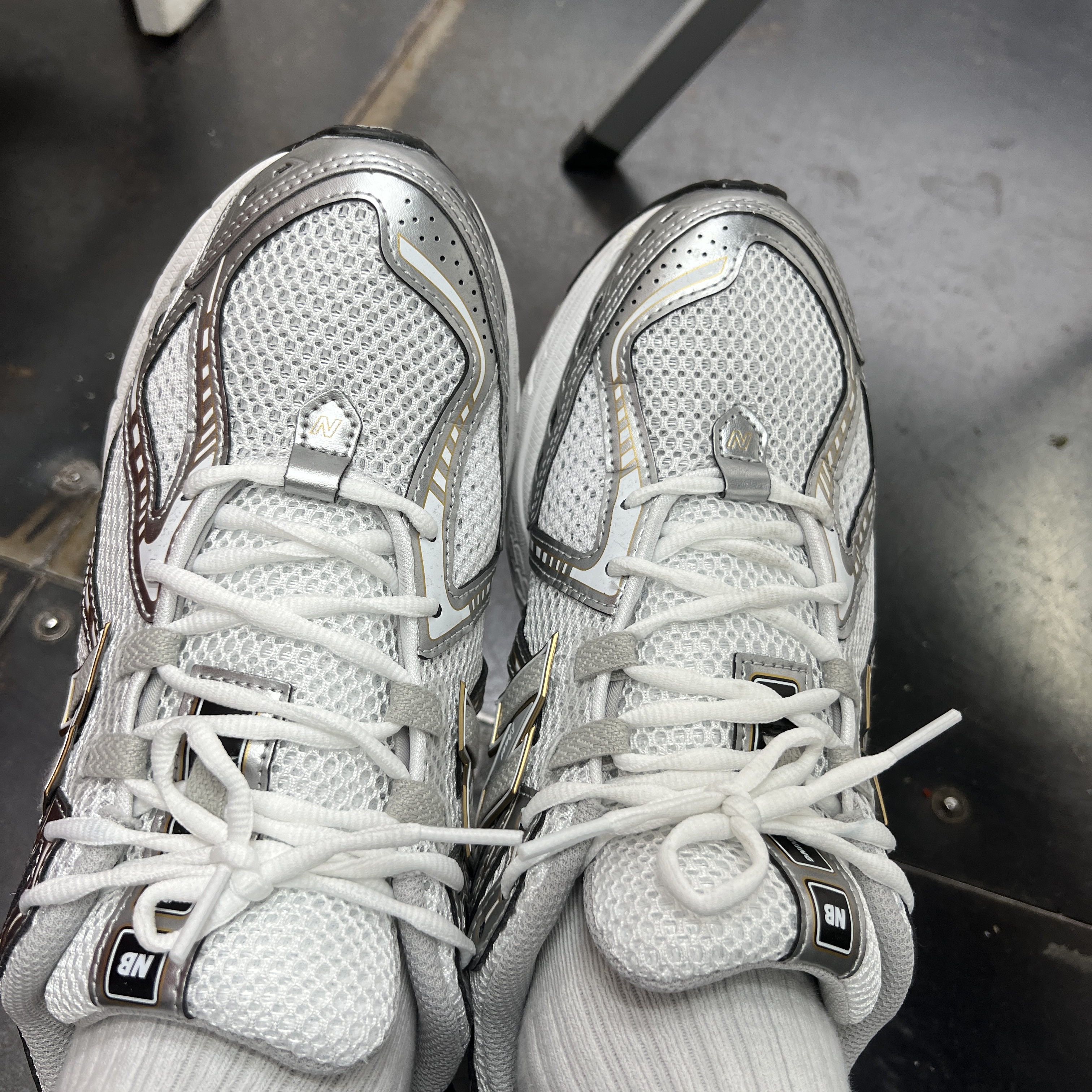New Balance 1906R White Metallic Silver 착용 스타일 - 3