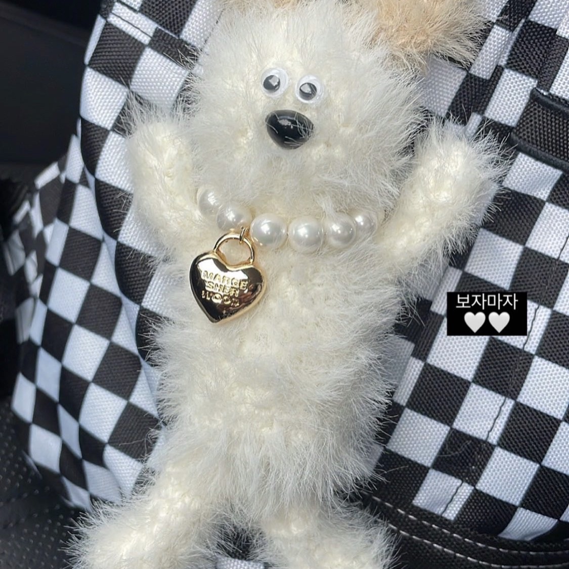 Margesherwood Wood Keyring White 착용 스타일