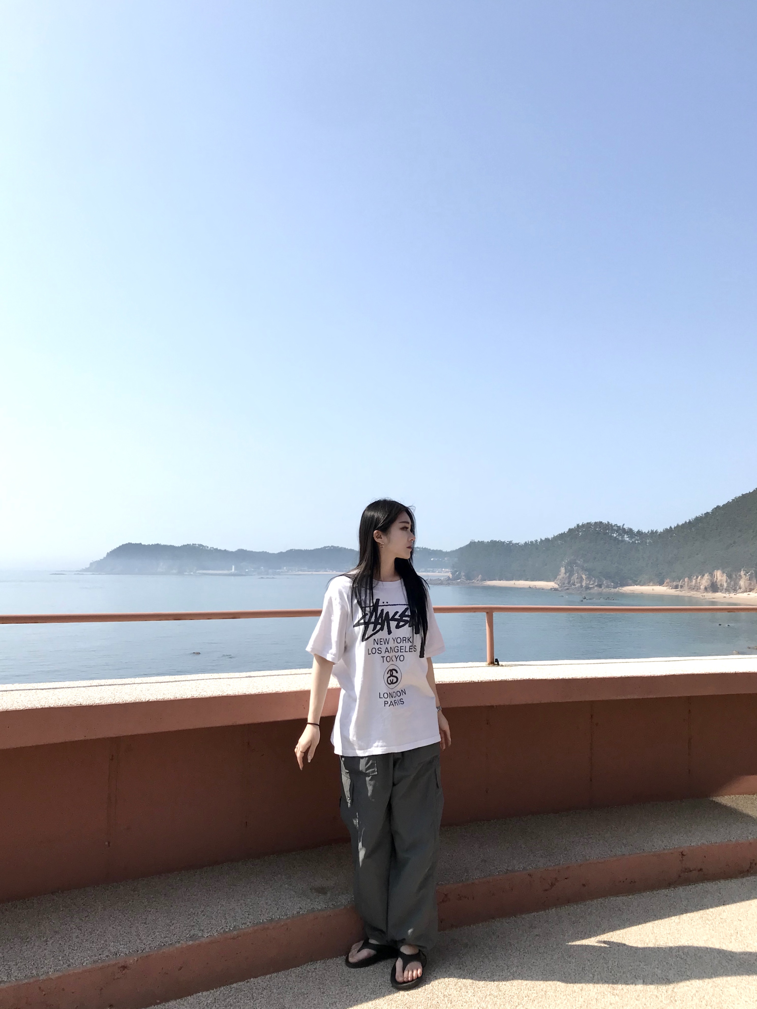 Stussy World Tour T-Shirt White, Oofos OOriginal Black 착용 스타일 - 4