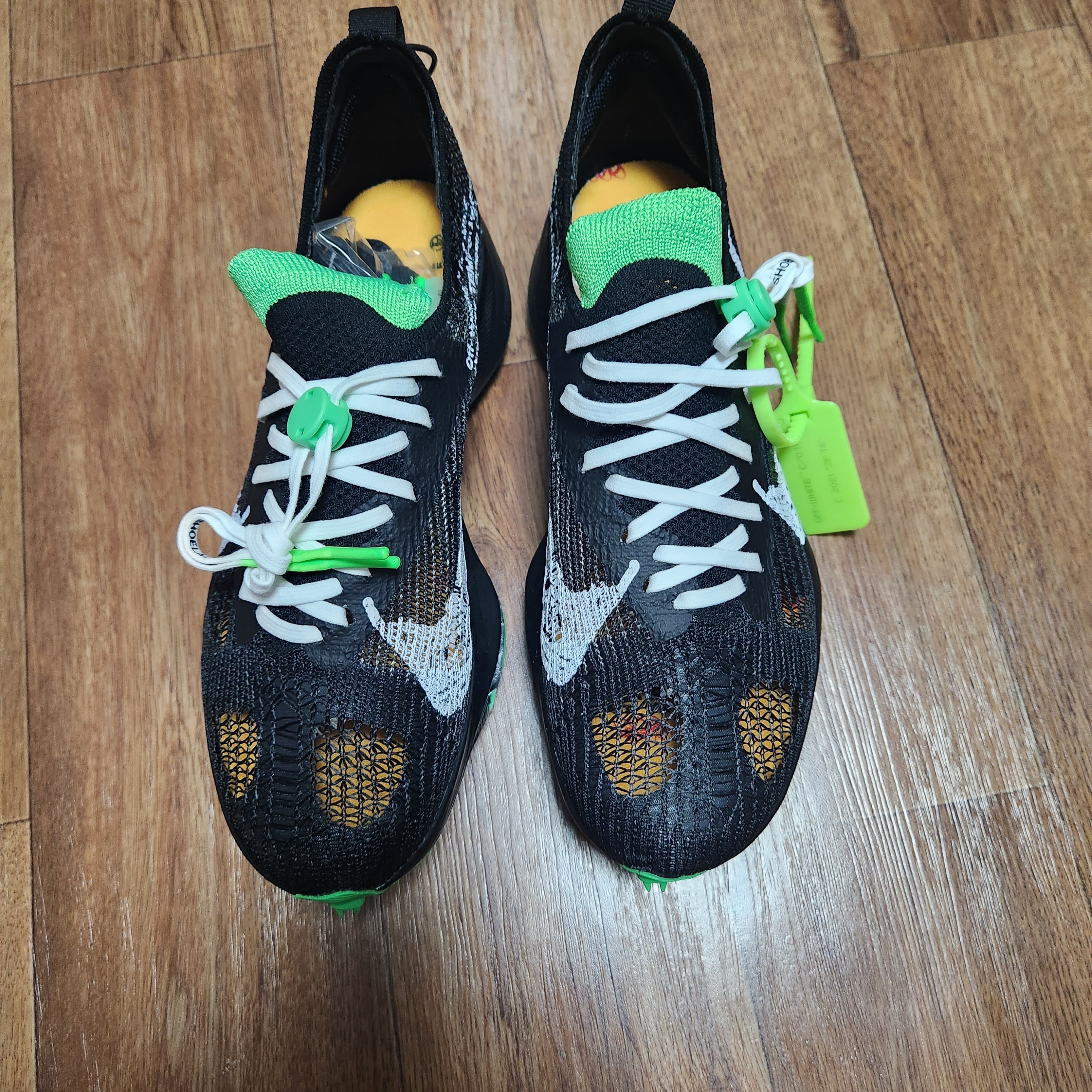 Nike x Off-White Air Zoom Tempo Next% Black 착용 스타일 - 2