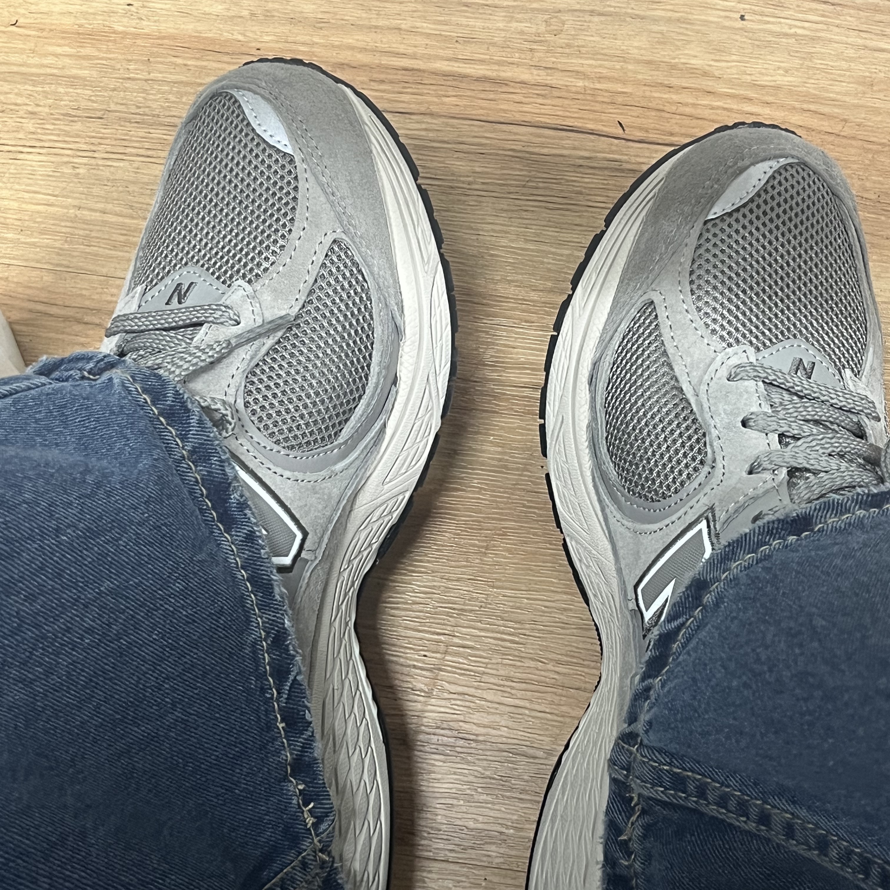 New Balance 2002R Grey 착용 스타일