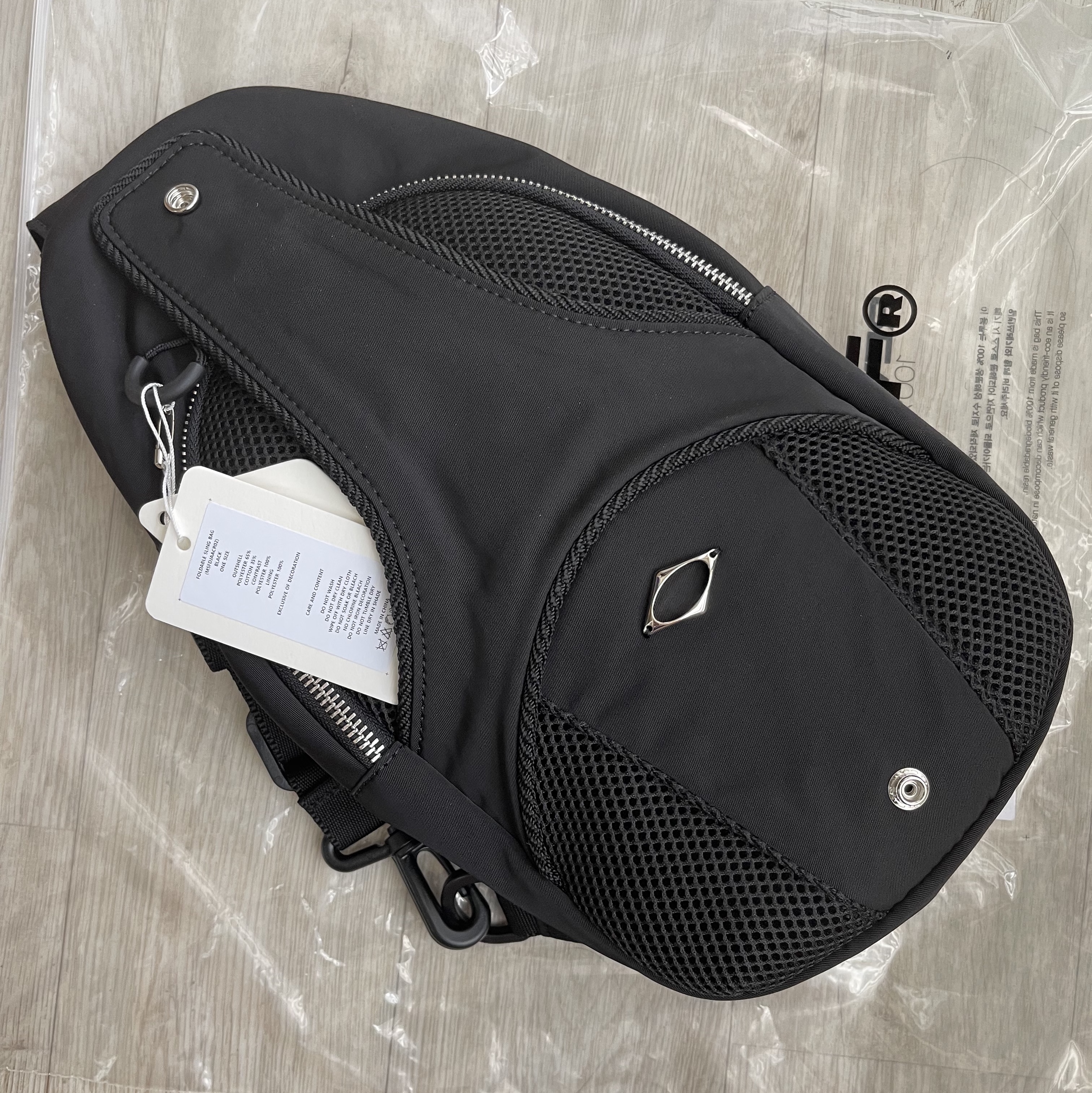 Mischief Foldable Sling Bag Black 착용 스타일