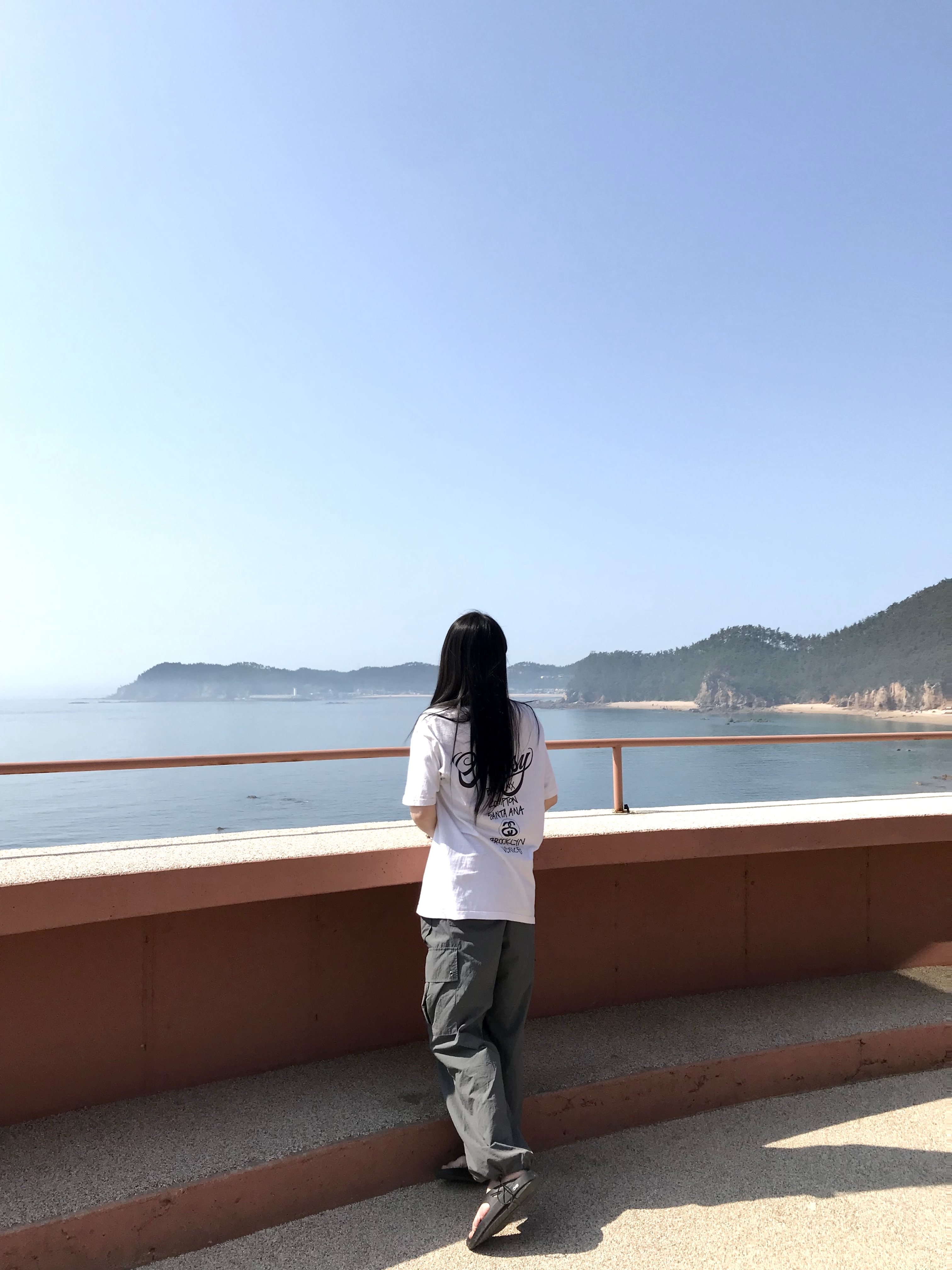 Stussy World Tour T-Shirt White, Oofos OOriginal Black 착용 스타일 - 2