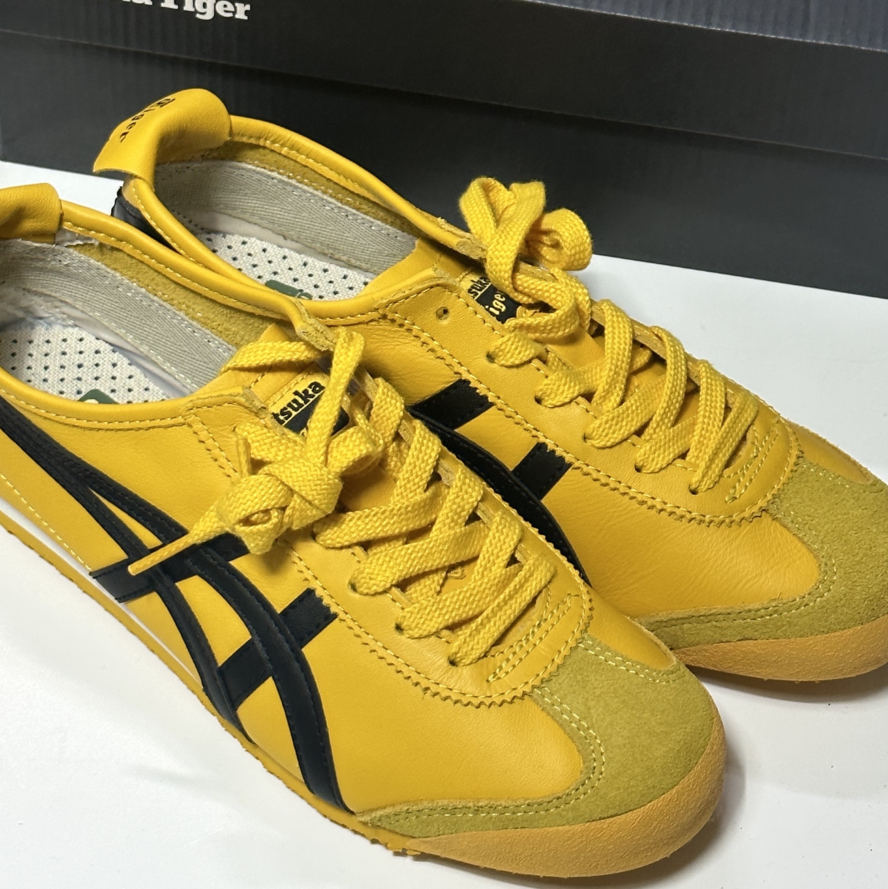 Onitsuka Tiger Mexico 66 Yellow Black 착용 스타일 - 2