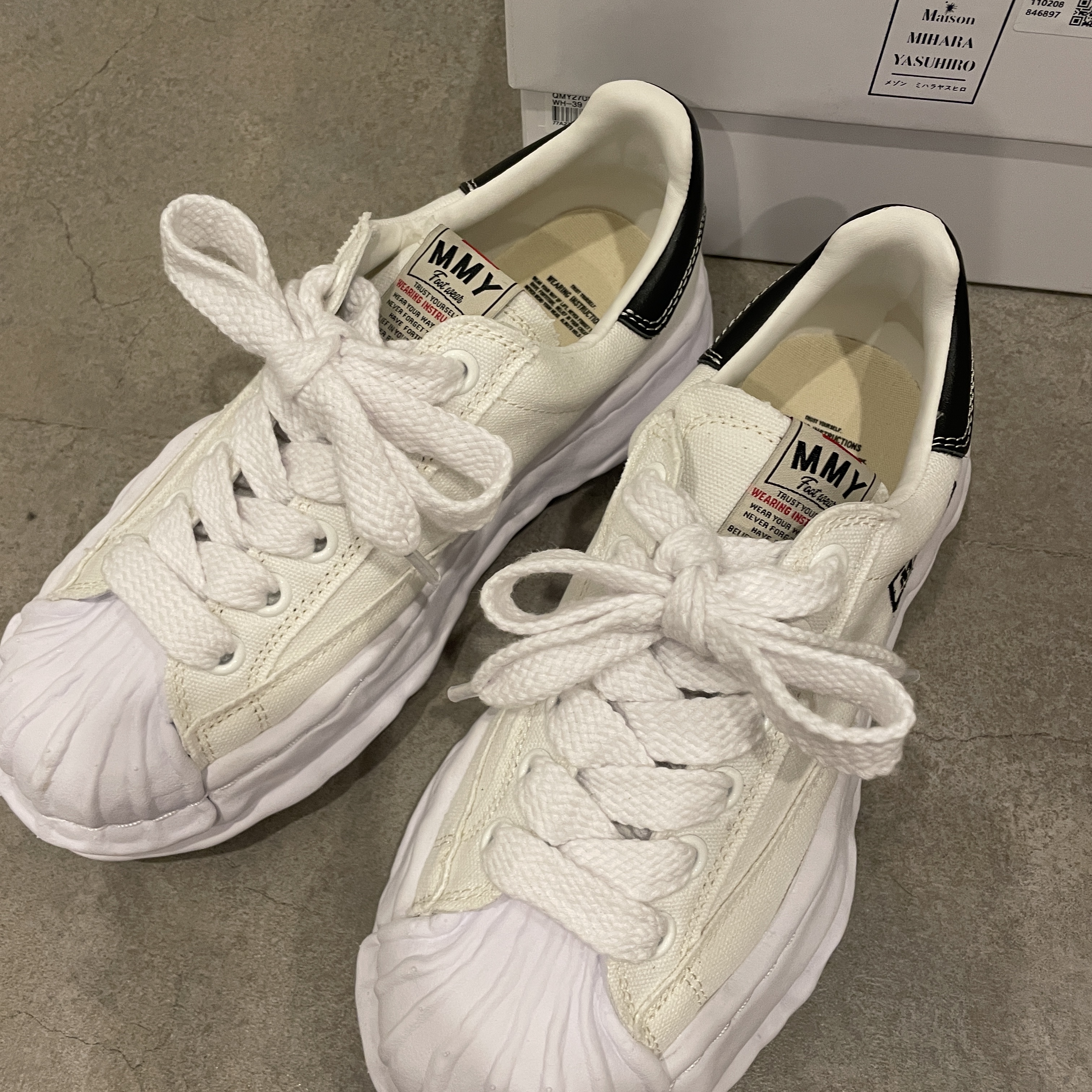 Maison Mihara Yasuhiro Blakey OG Sole Canvas Low-top Sneakers White 착용 스타일